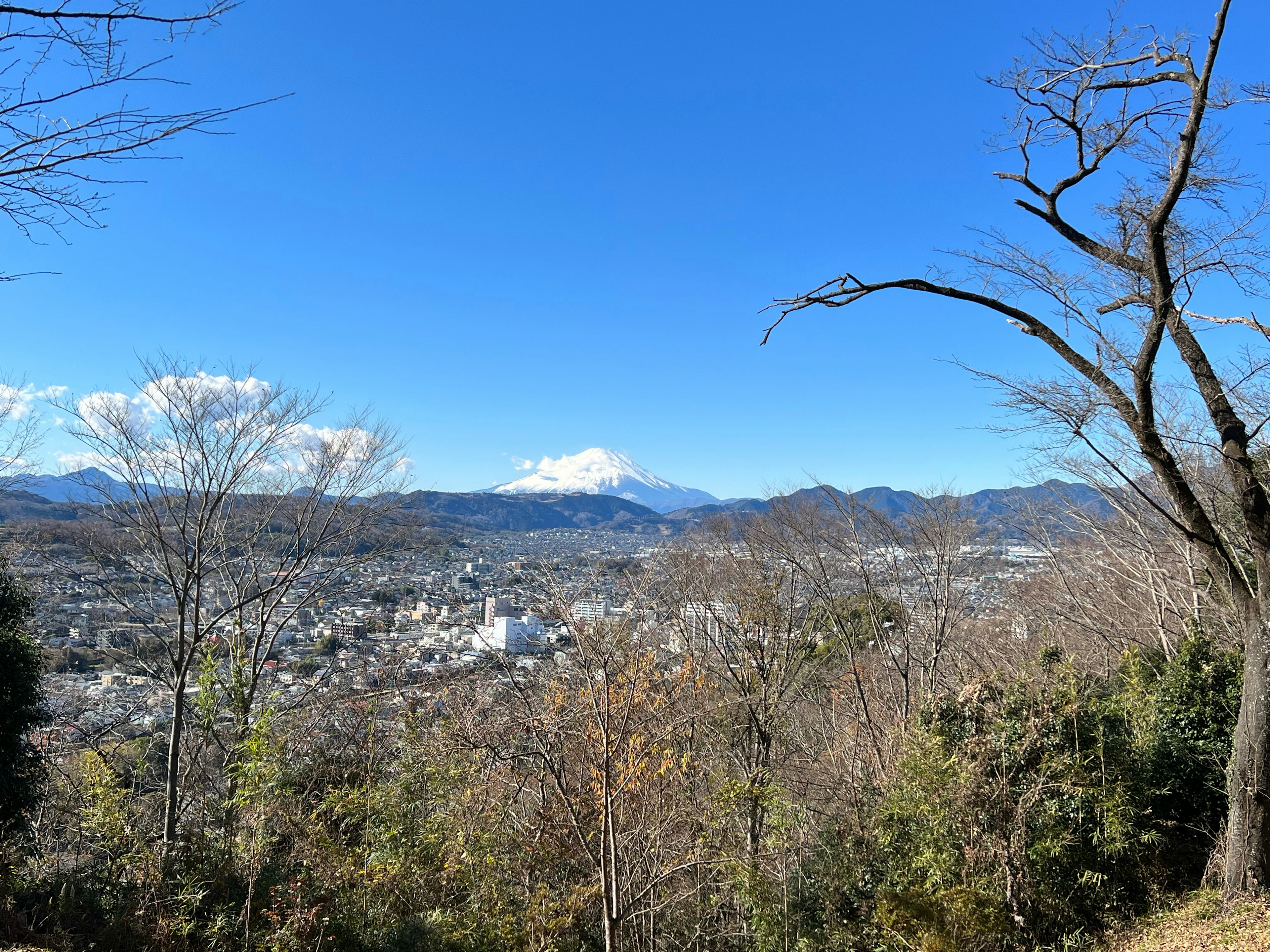 Stadtlandschaft und Berge unter einem blauen Himmel