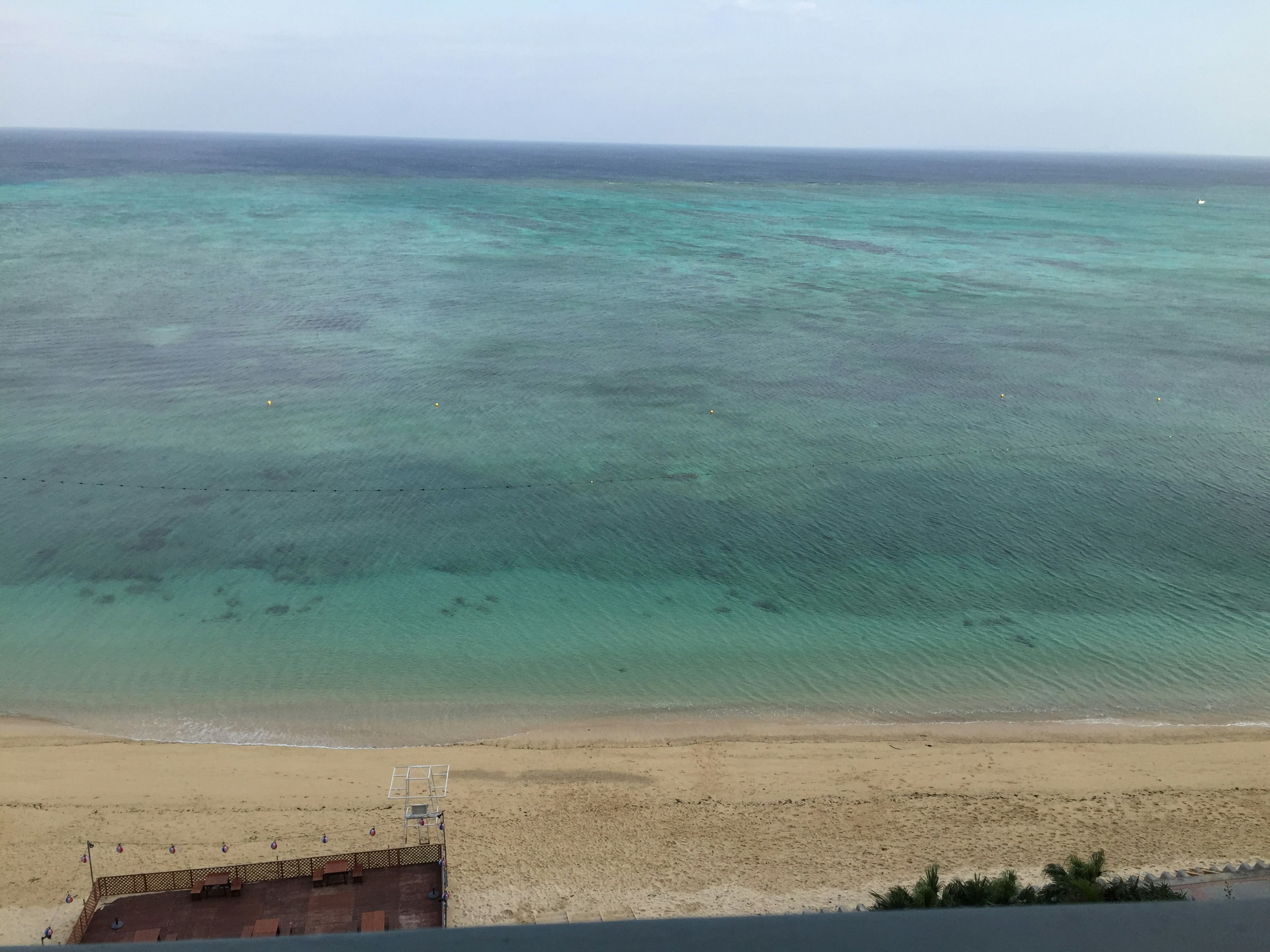 Bella vista dell'oceano blu con spiaggia di sabbia