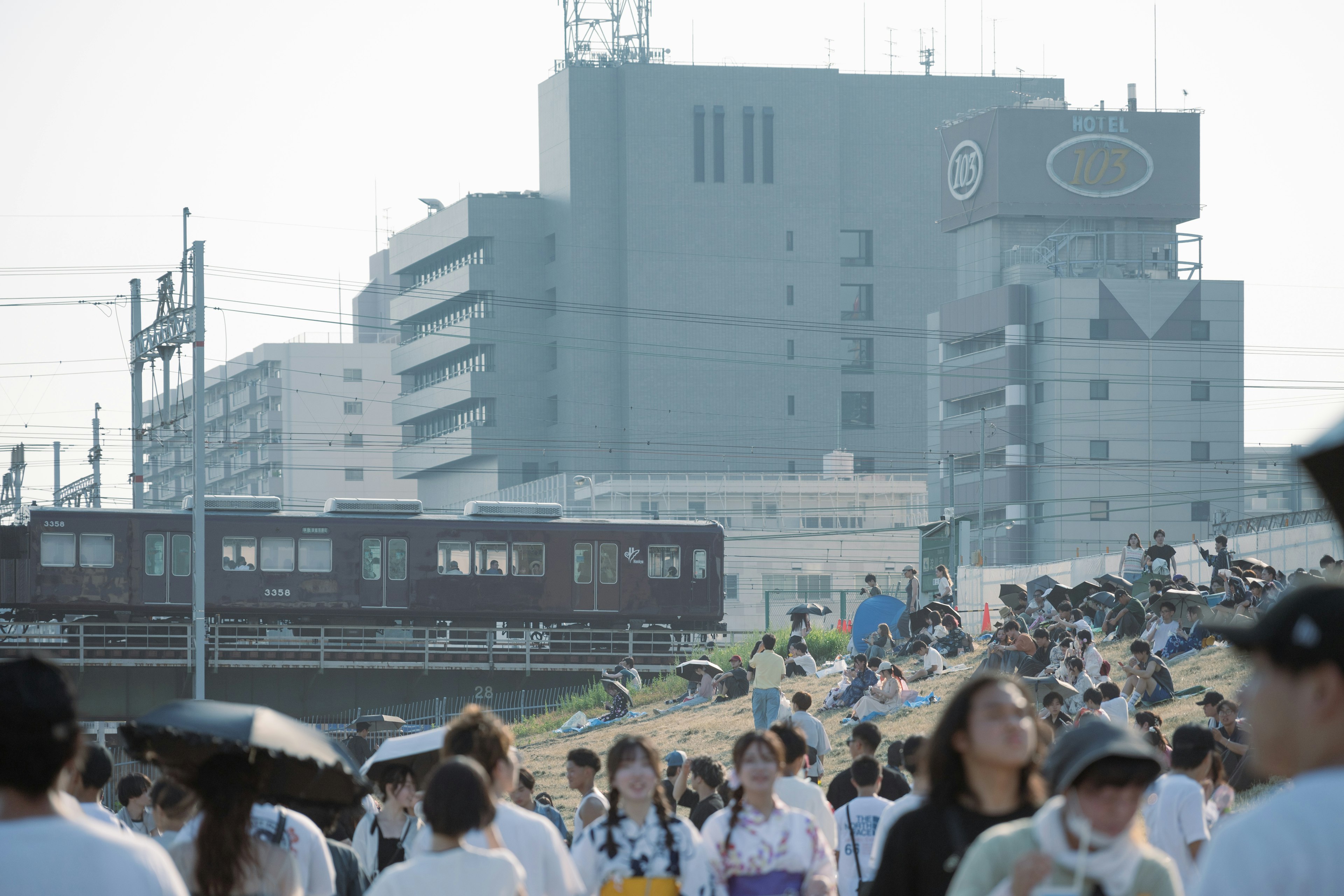 Escena urbana con multitudes de personas y edificios de fondo