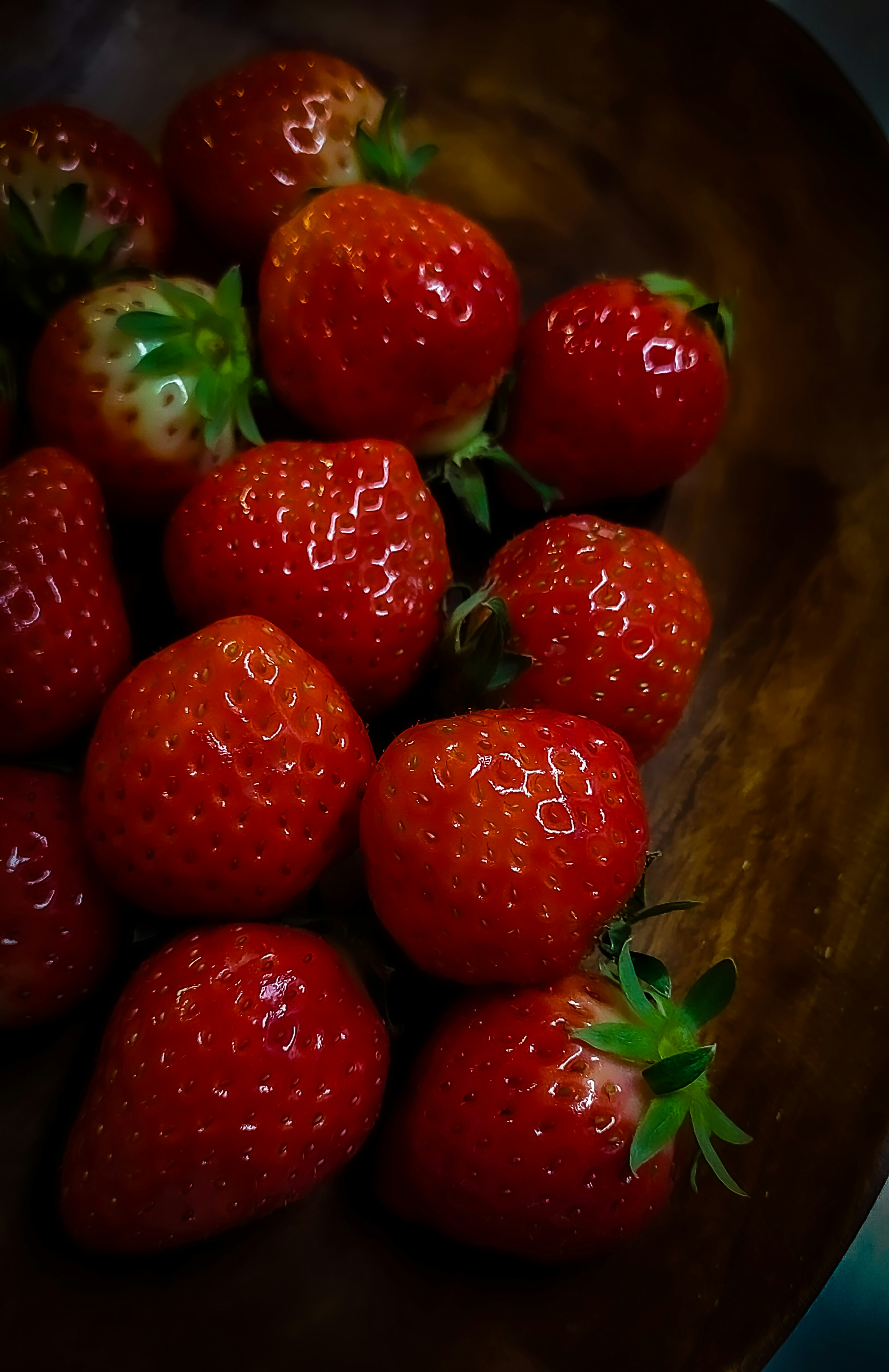 Fresas frescas dispuestas en un tazón de madera