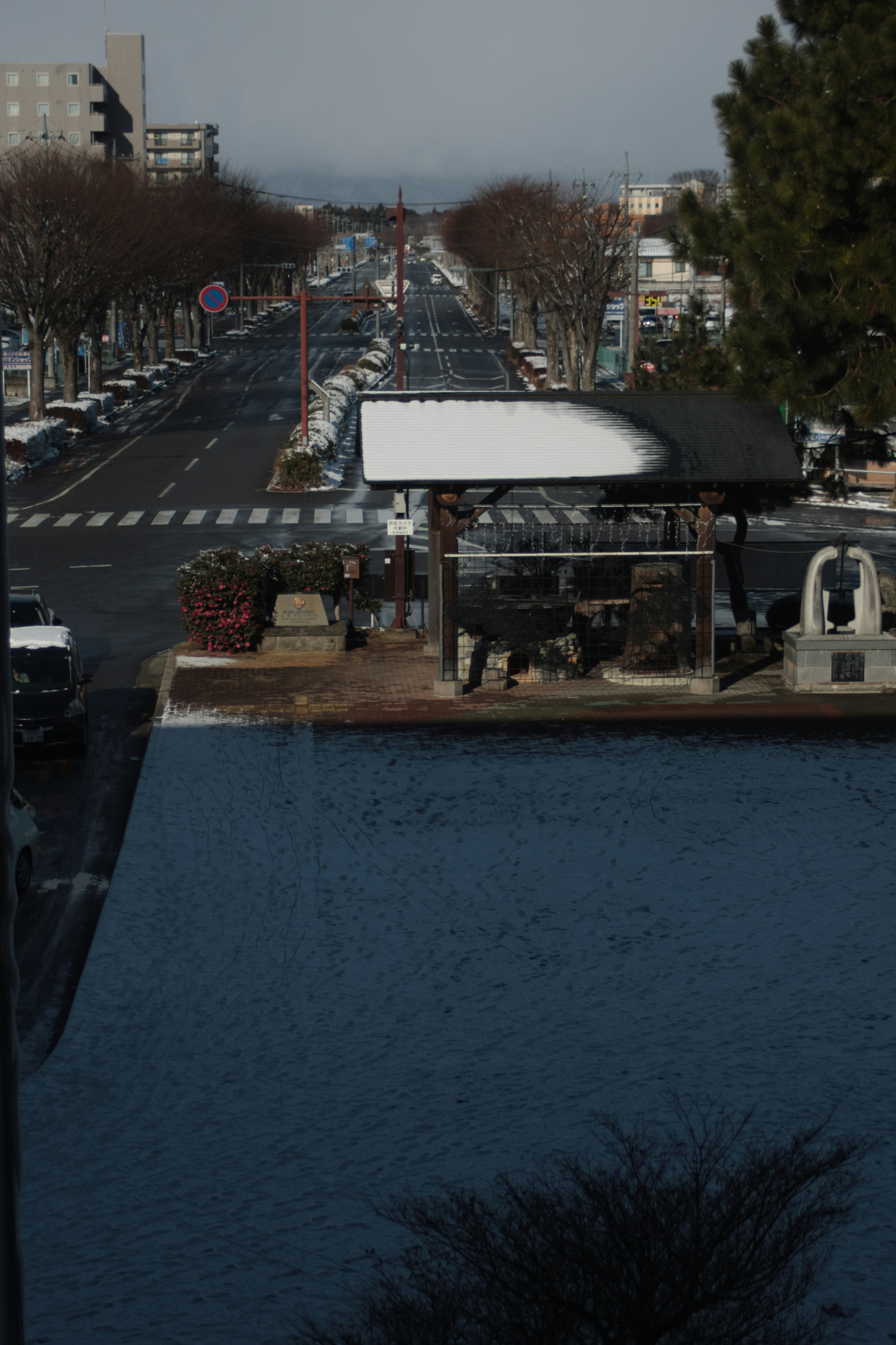 Paisaje urbano invernal con una calle nevada y edificios cercanos