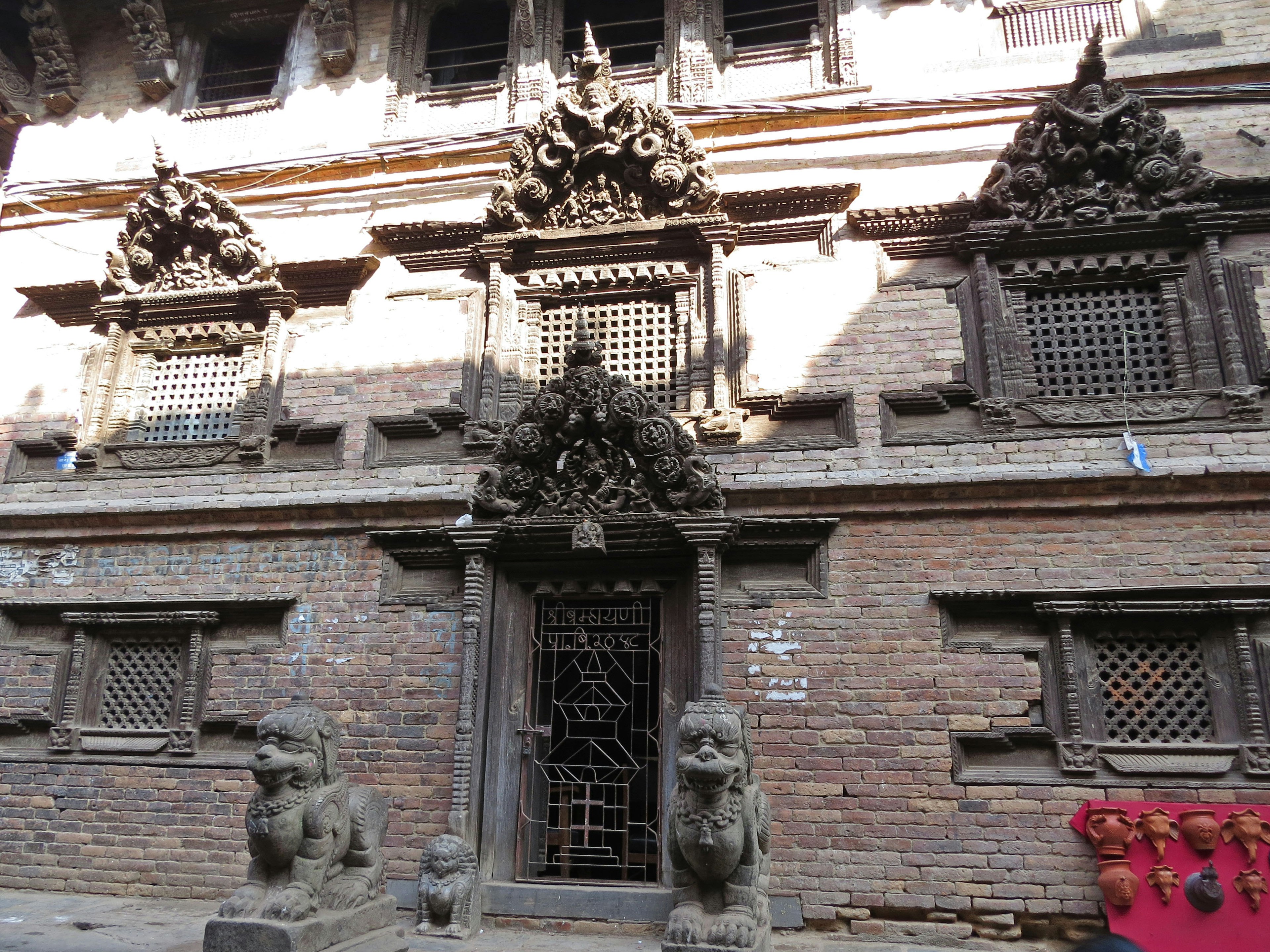 Estilo arquitectónico nepalí antiguo con paredes de ladrillo y ventanas ornamentadas