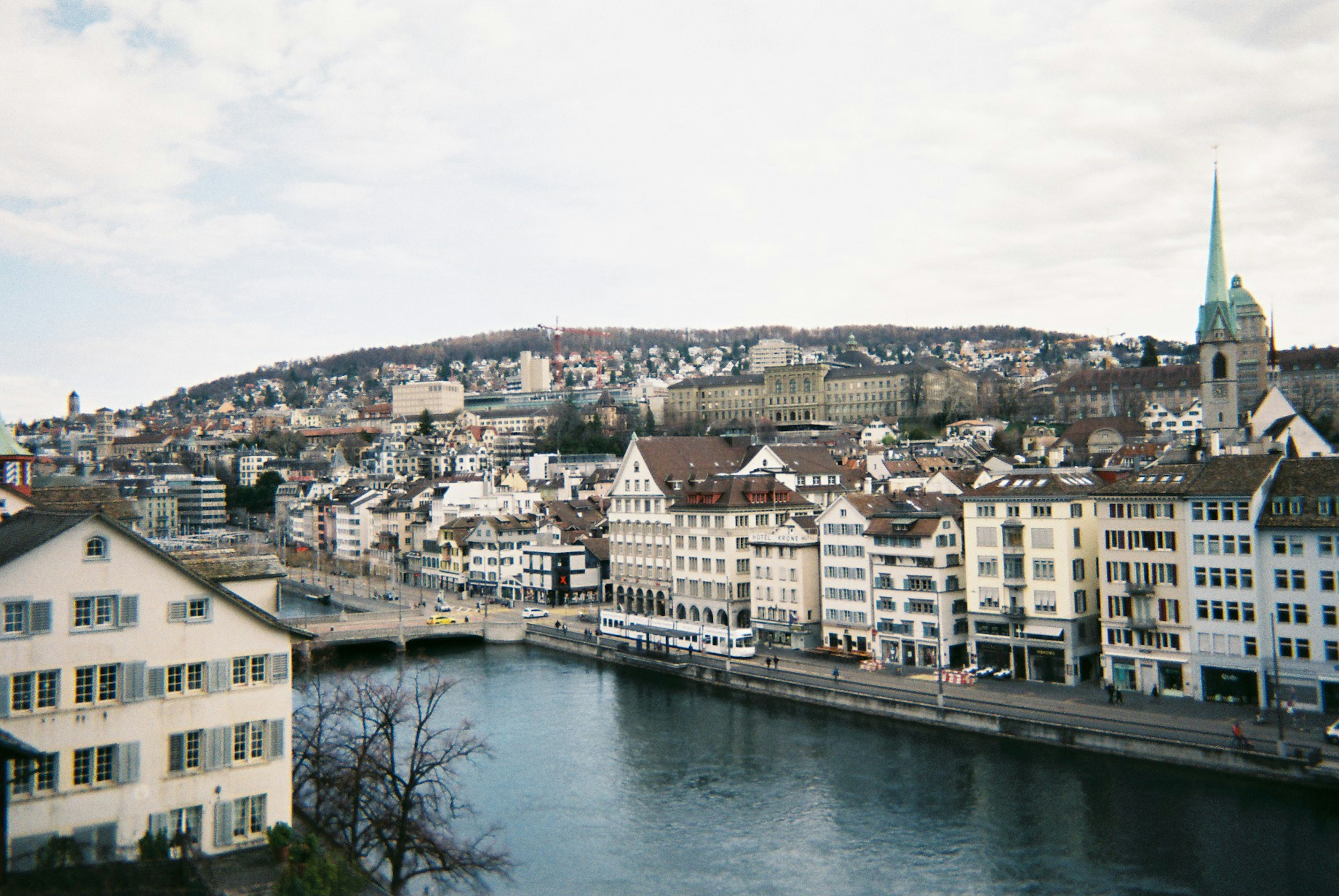 Pemandangan indah Zurich yang menampilkan bangunan bersejarah dan sungai