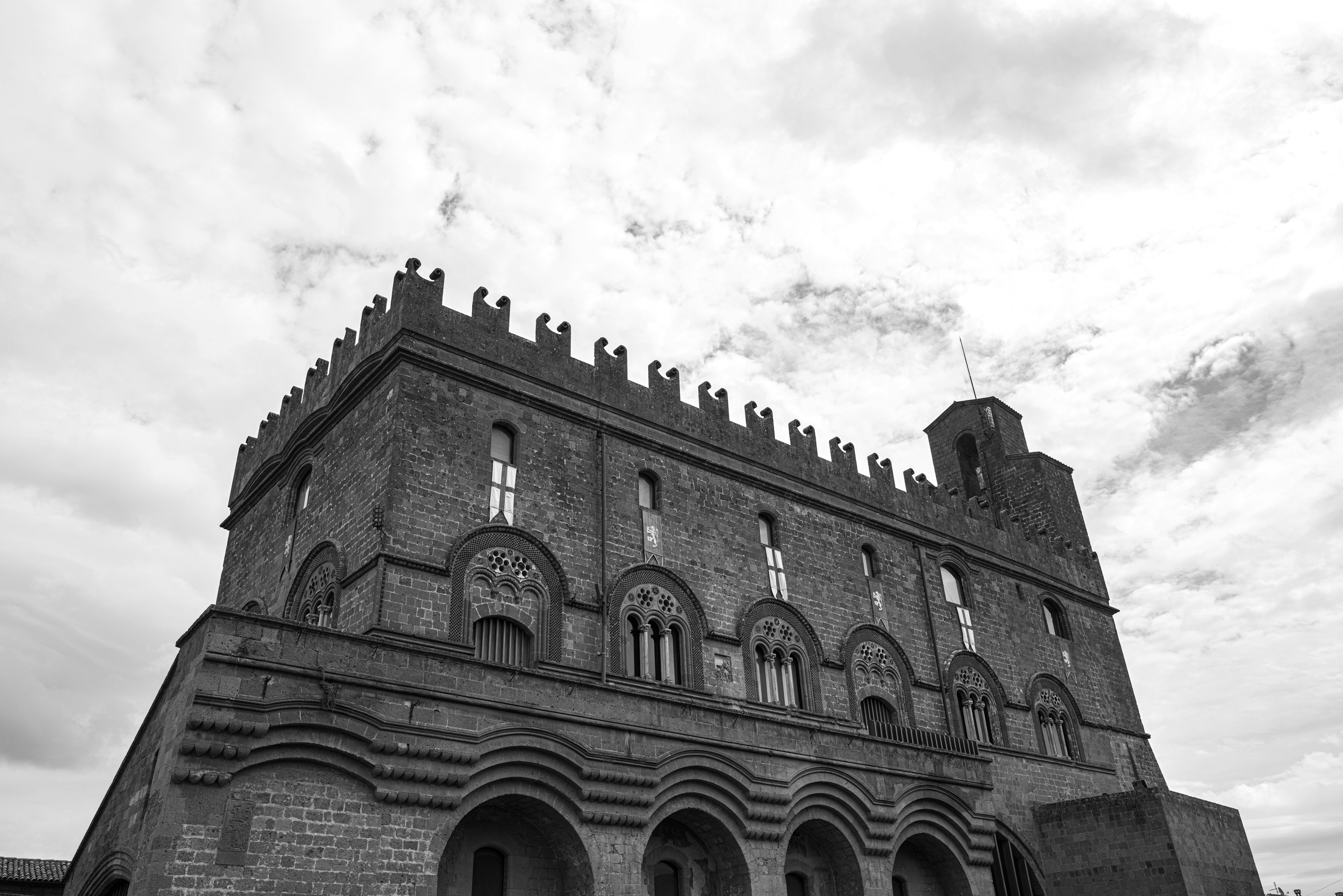 Foto in bianco e nero di un edificio con archi e finestre distintive