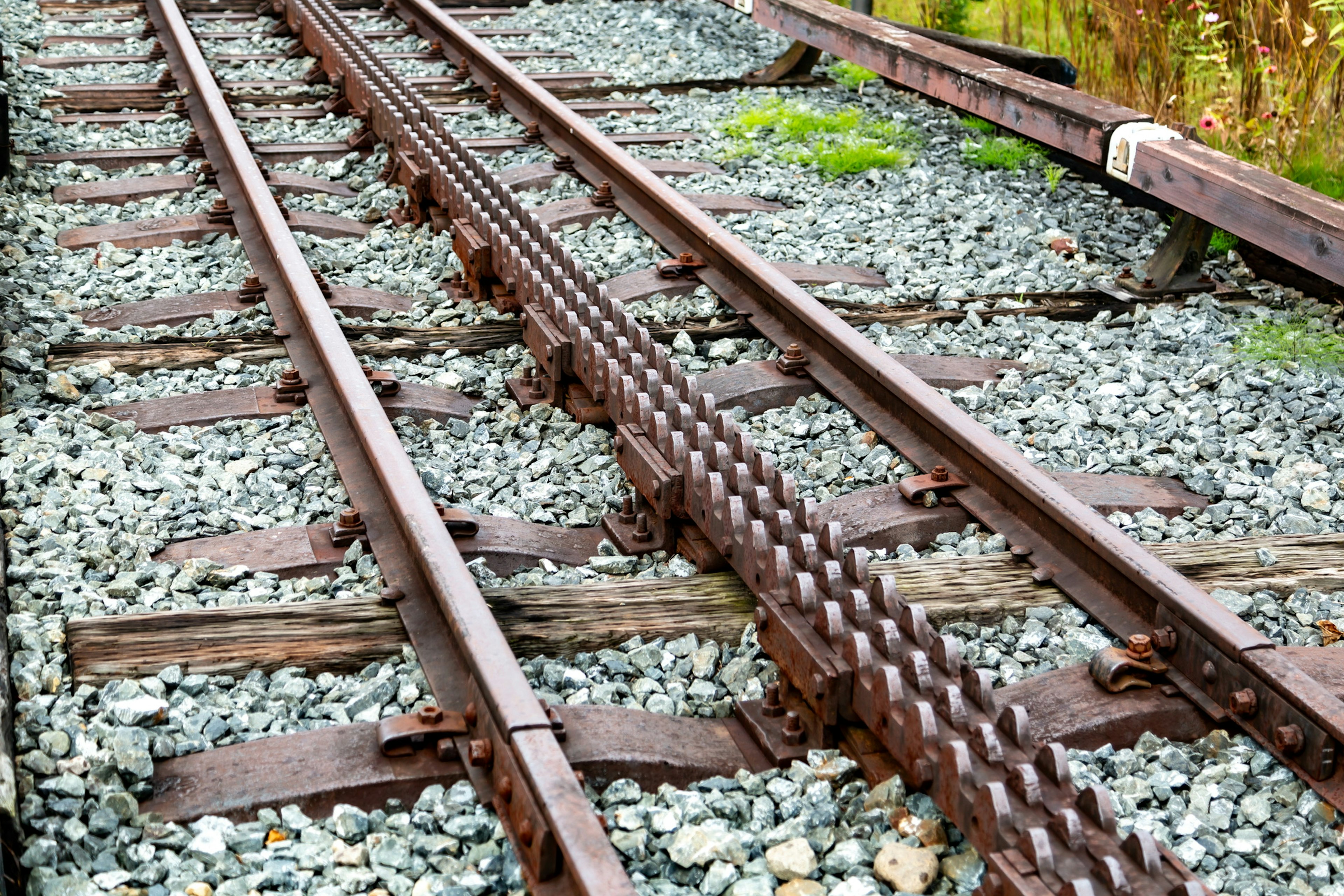 Bild zeigt Eisenbahnschienen, die auf Steinen liegen