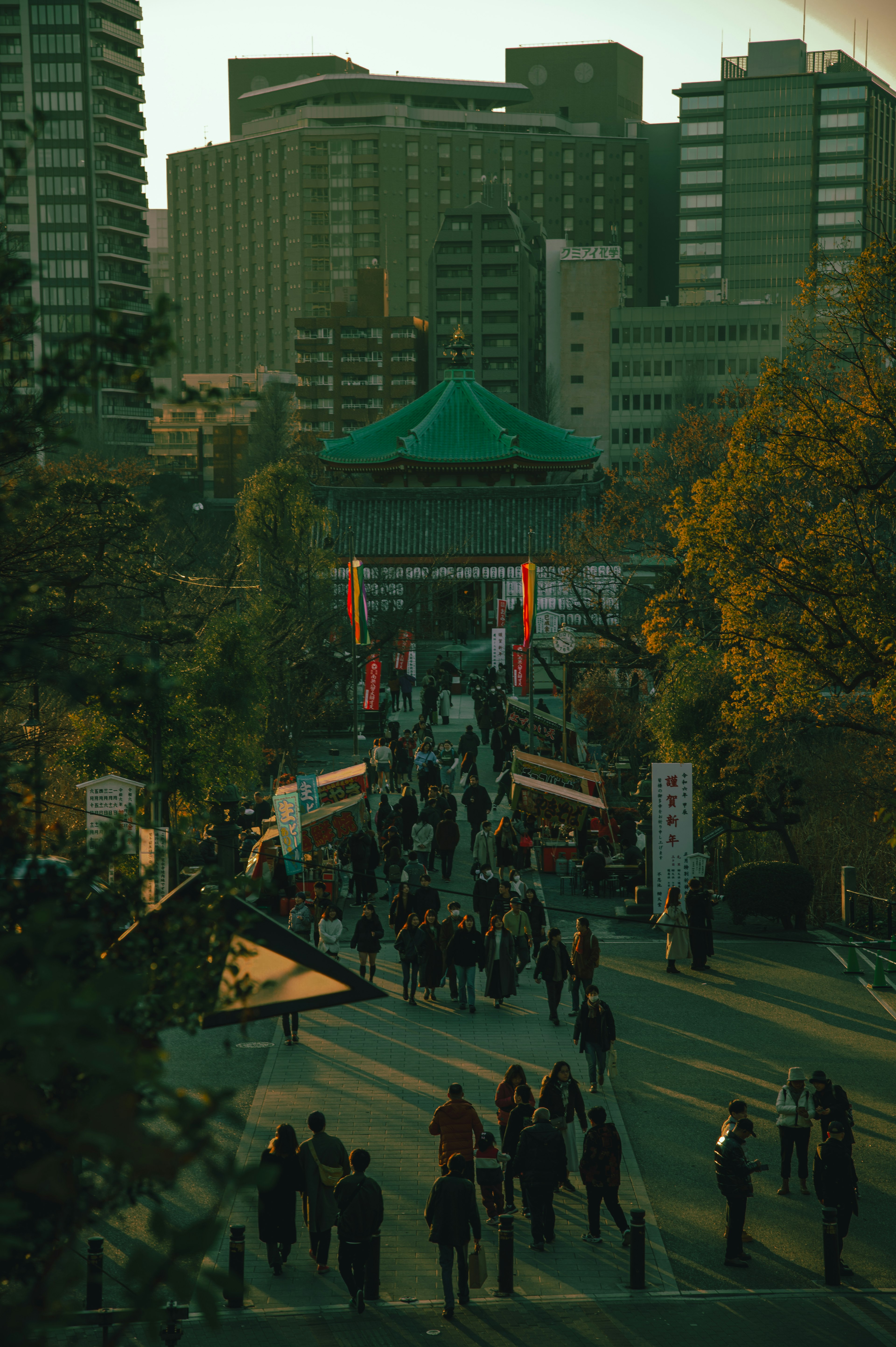 热闹的节日街道，背景是高楼大厦 人们聚集着，周围有五彩缤纷的横幅