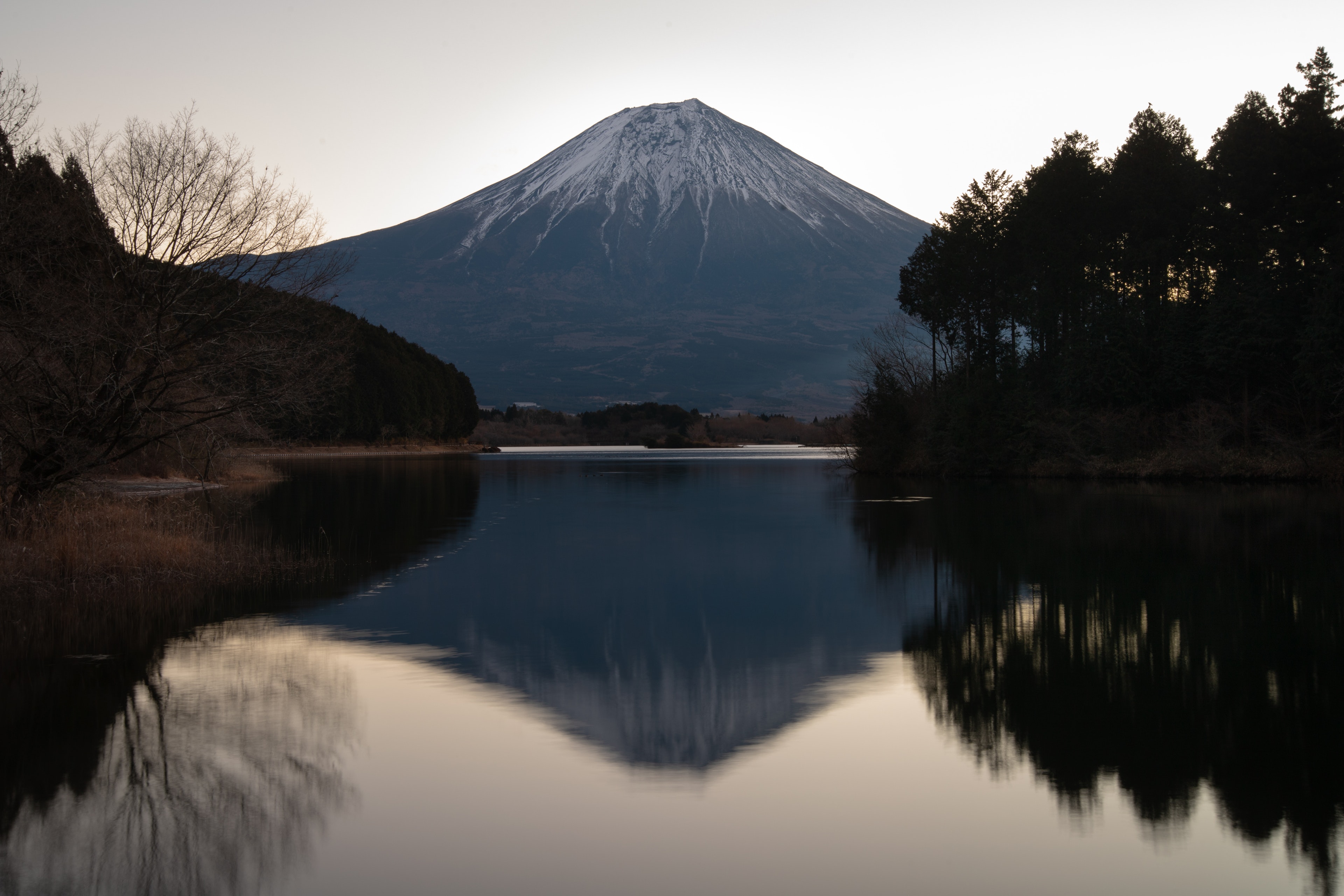 富士山在寧靜湖泊中的美麗倒影