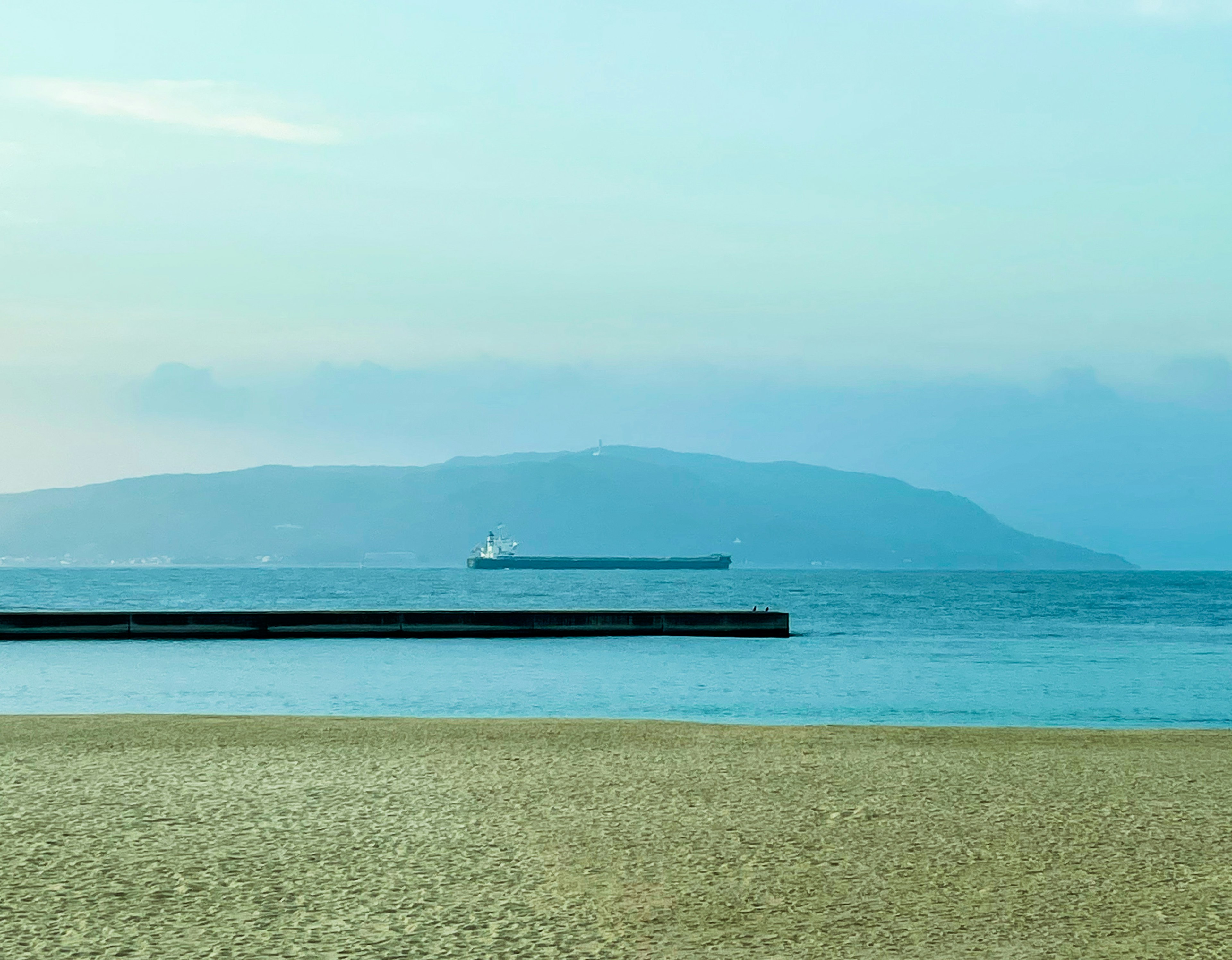 宁静的海景，远处有一艘船