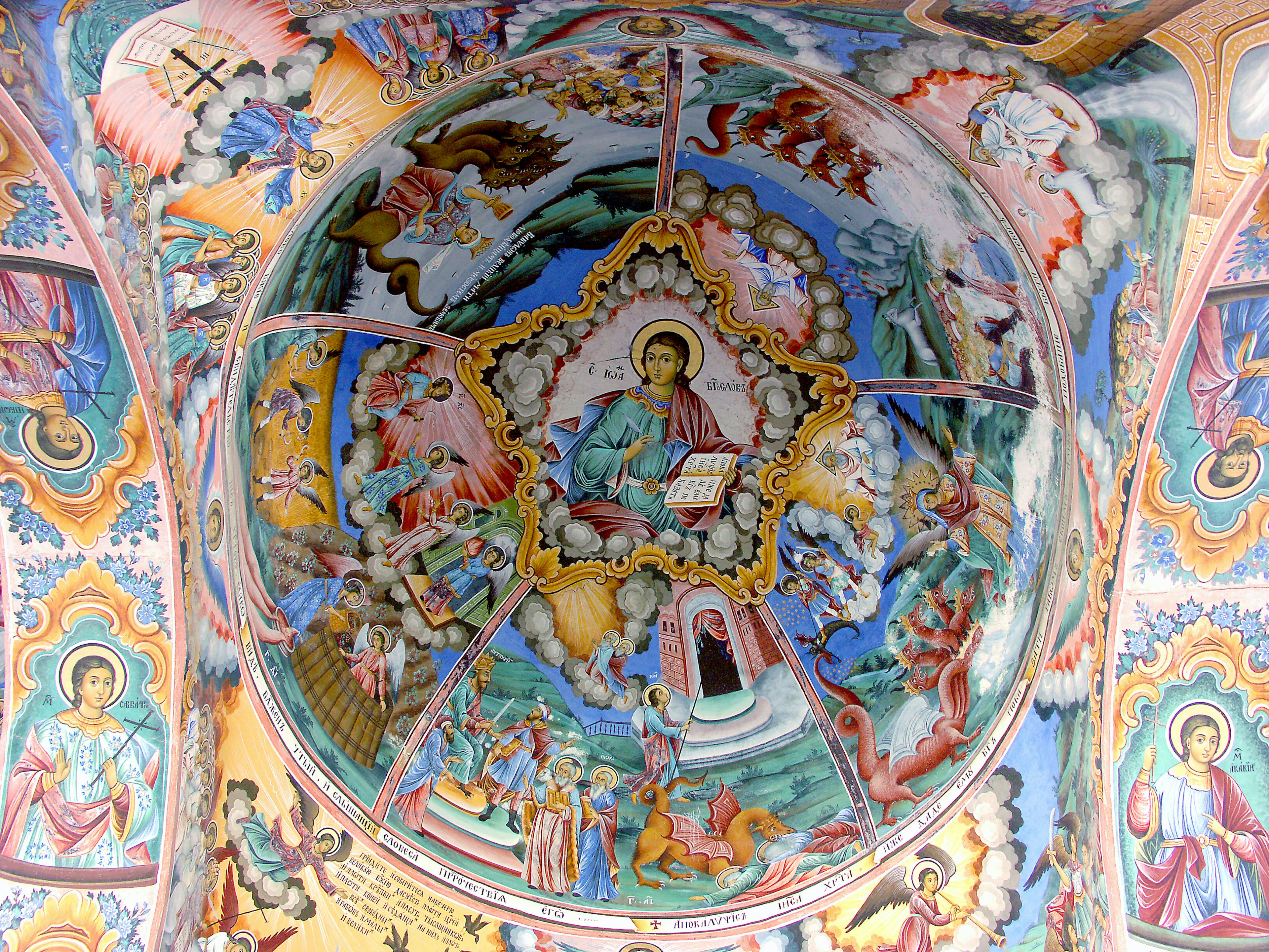 Fresque vibrante représentant le Christ au centre entouré d'anges et de saints dans un design de plafond circulaire