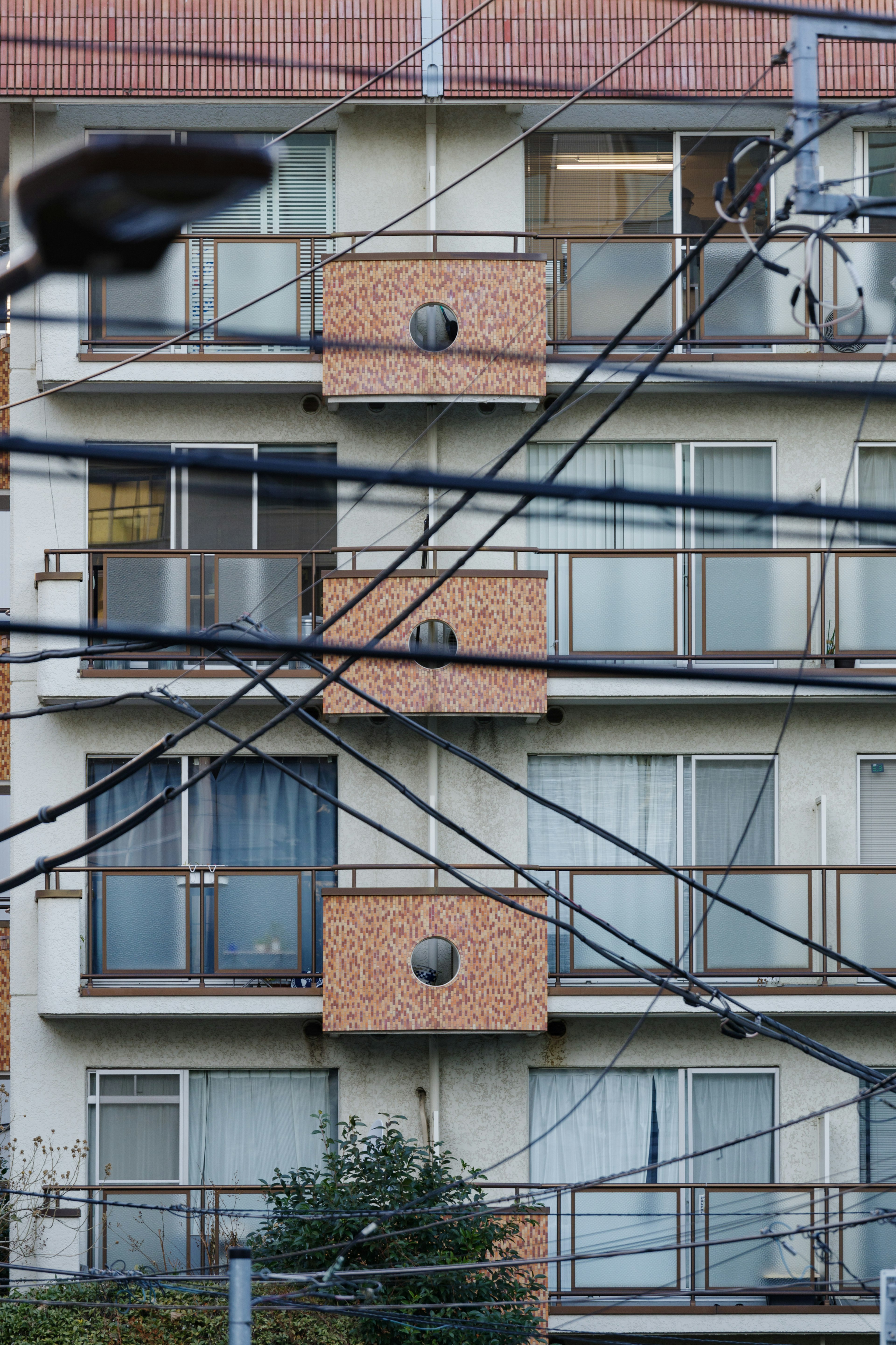 Bangunan apartemen dengan kabel listrik yang bersilangan