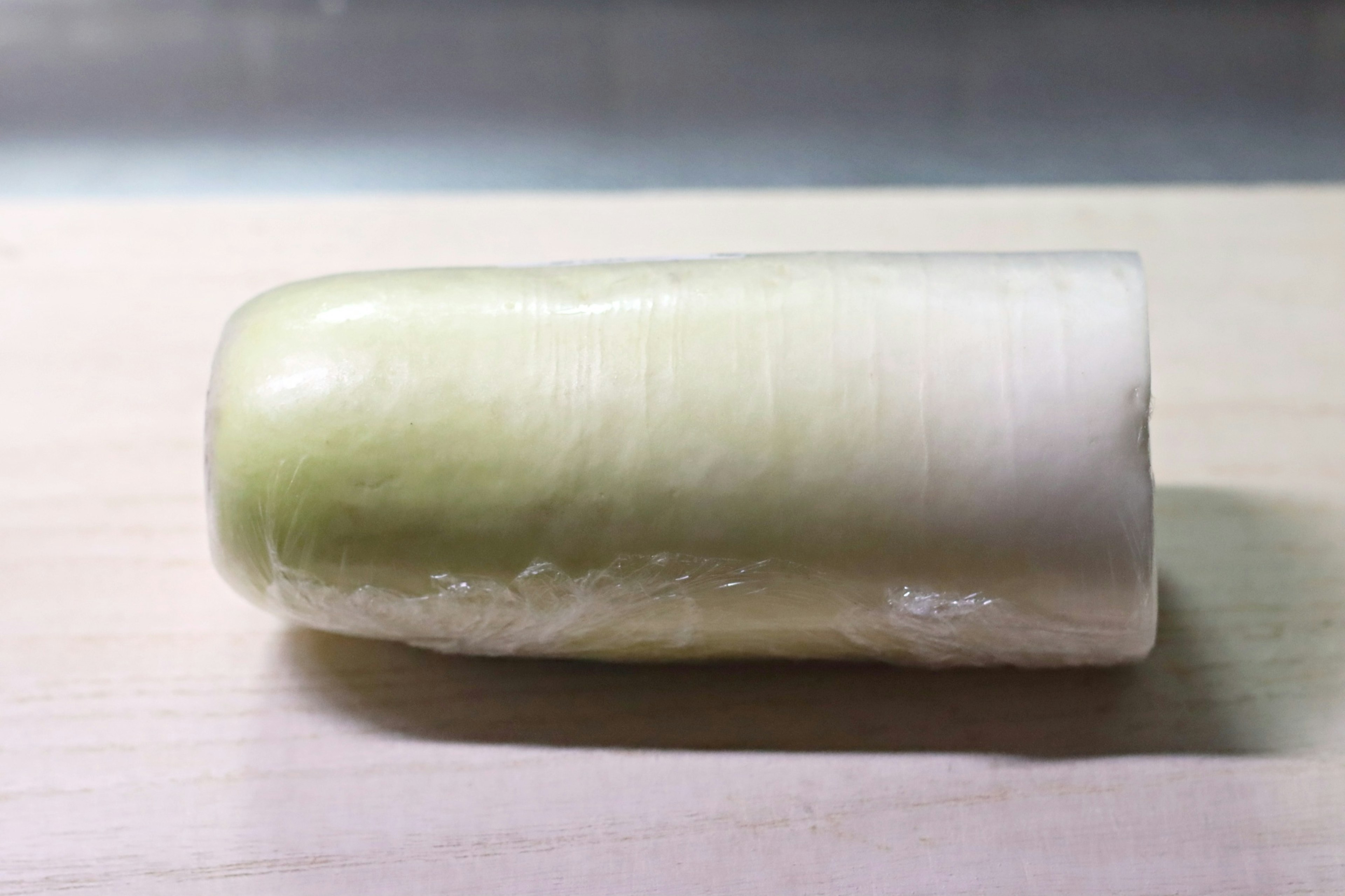 Una sección de rábano daikon blanco colocada horizontalmente