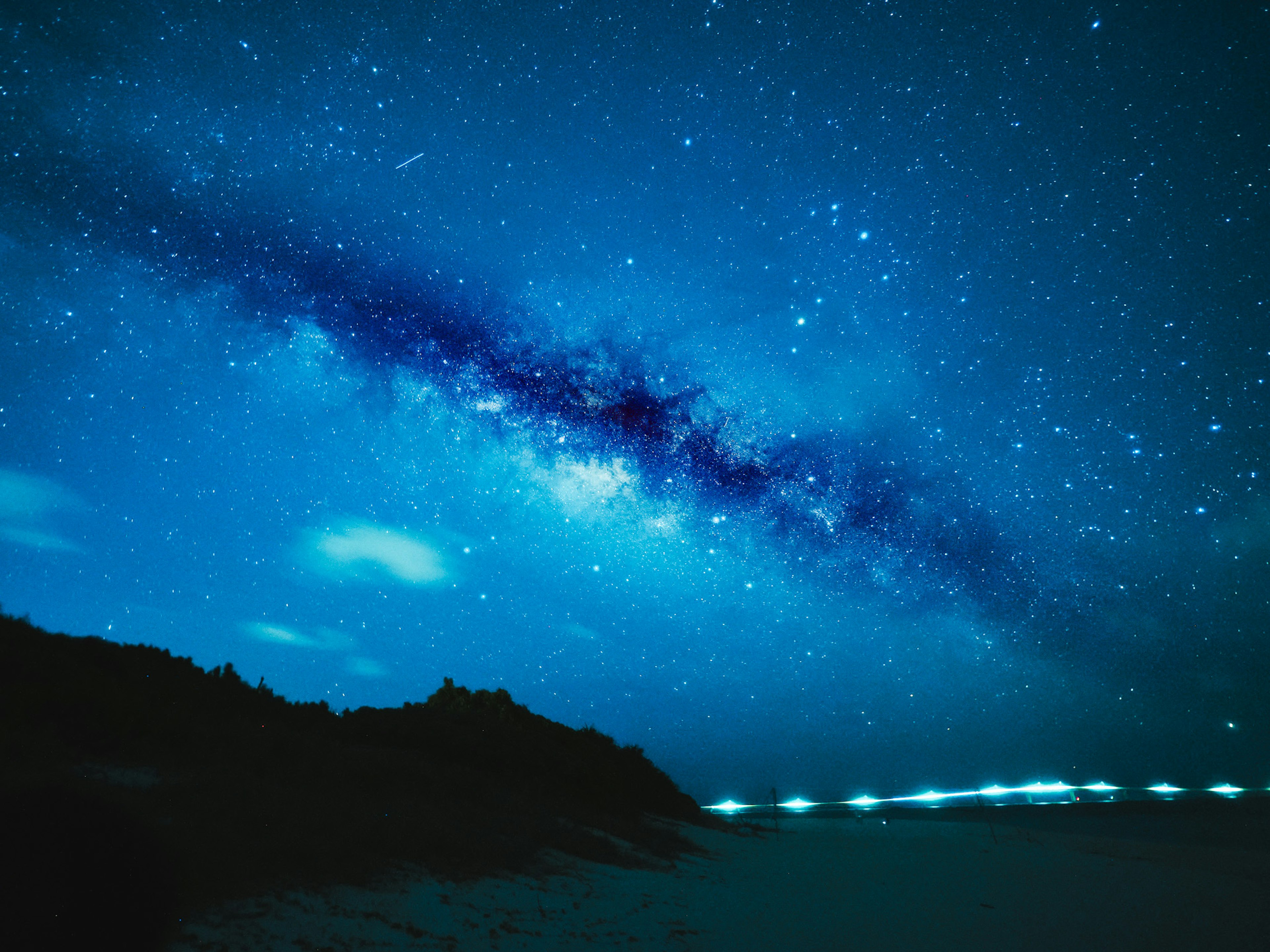 Paisaje nocturno con cielo estrellado y la Vía Láctea