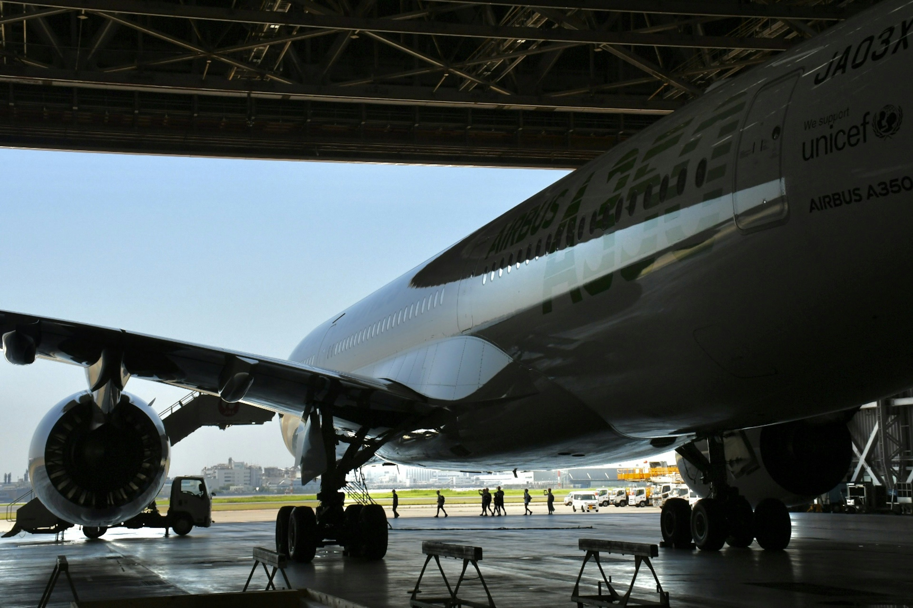 エアプレーンの整備中のシーン　大きな航空機とエンジンが見える