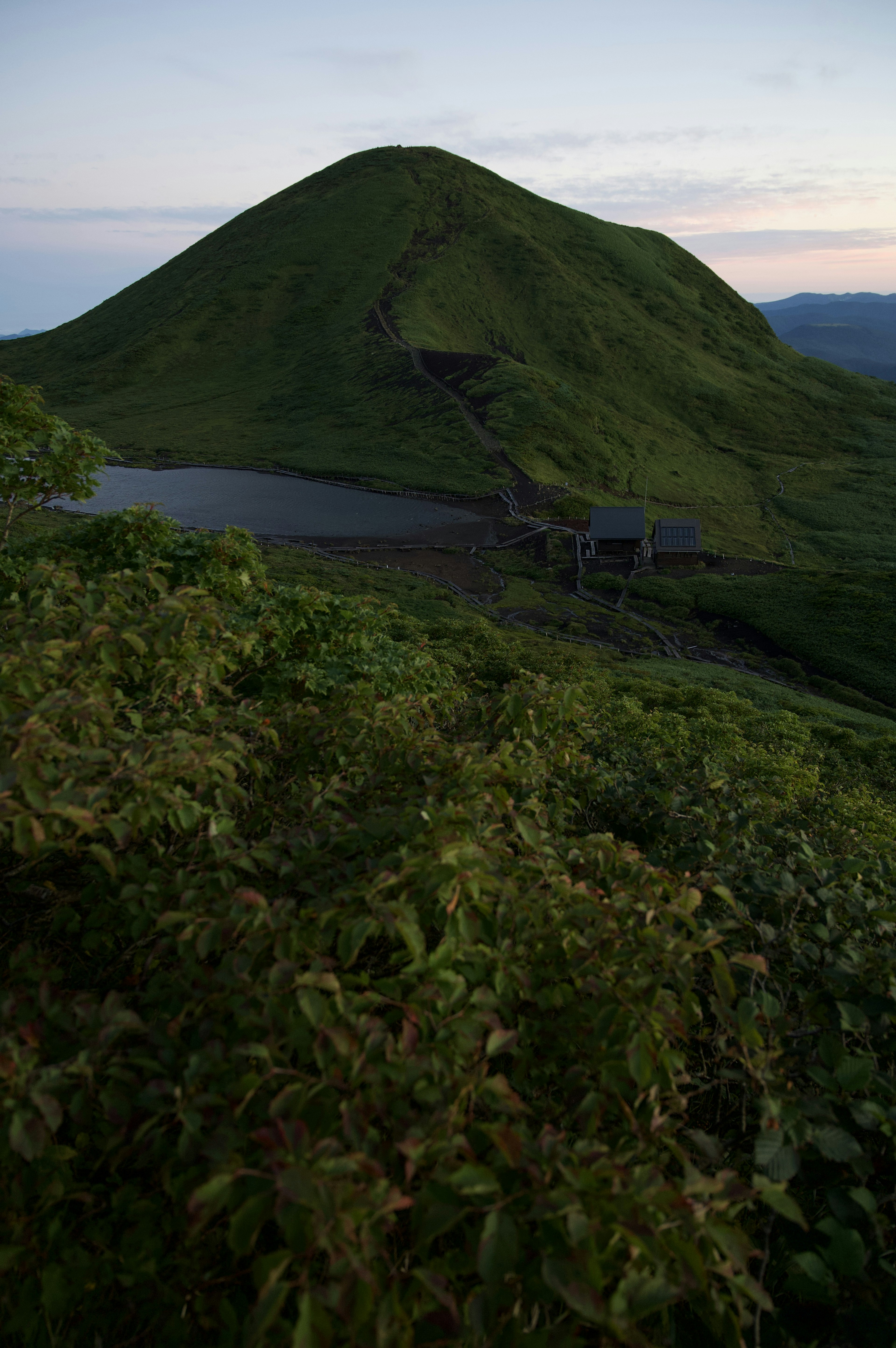 緑の丘と静かな湖の風景