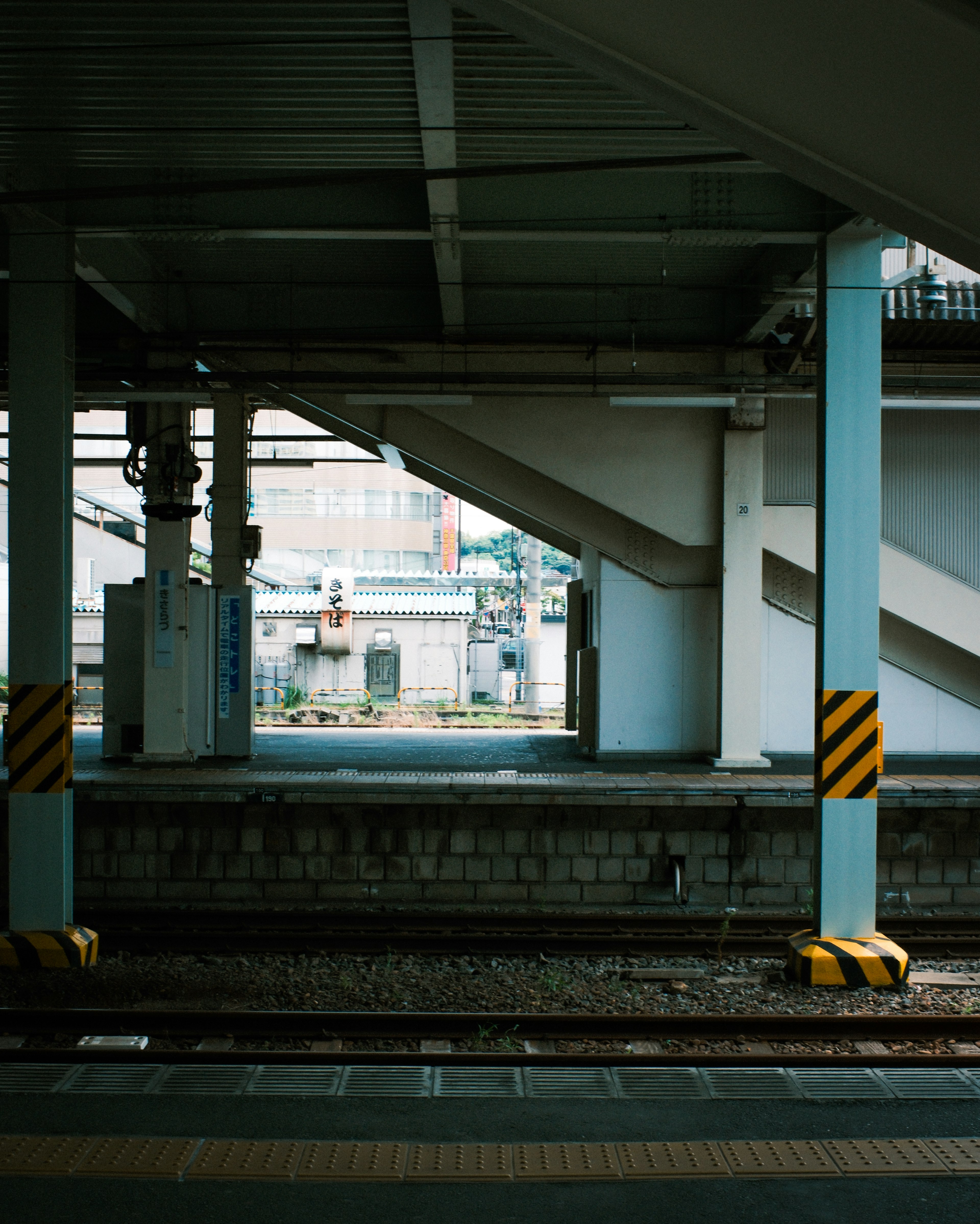 駅のプラットフォームと柱の構造が見える風景