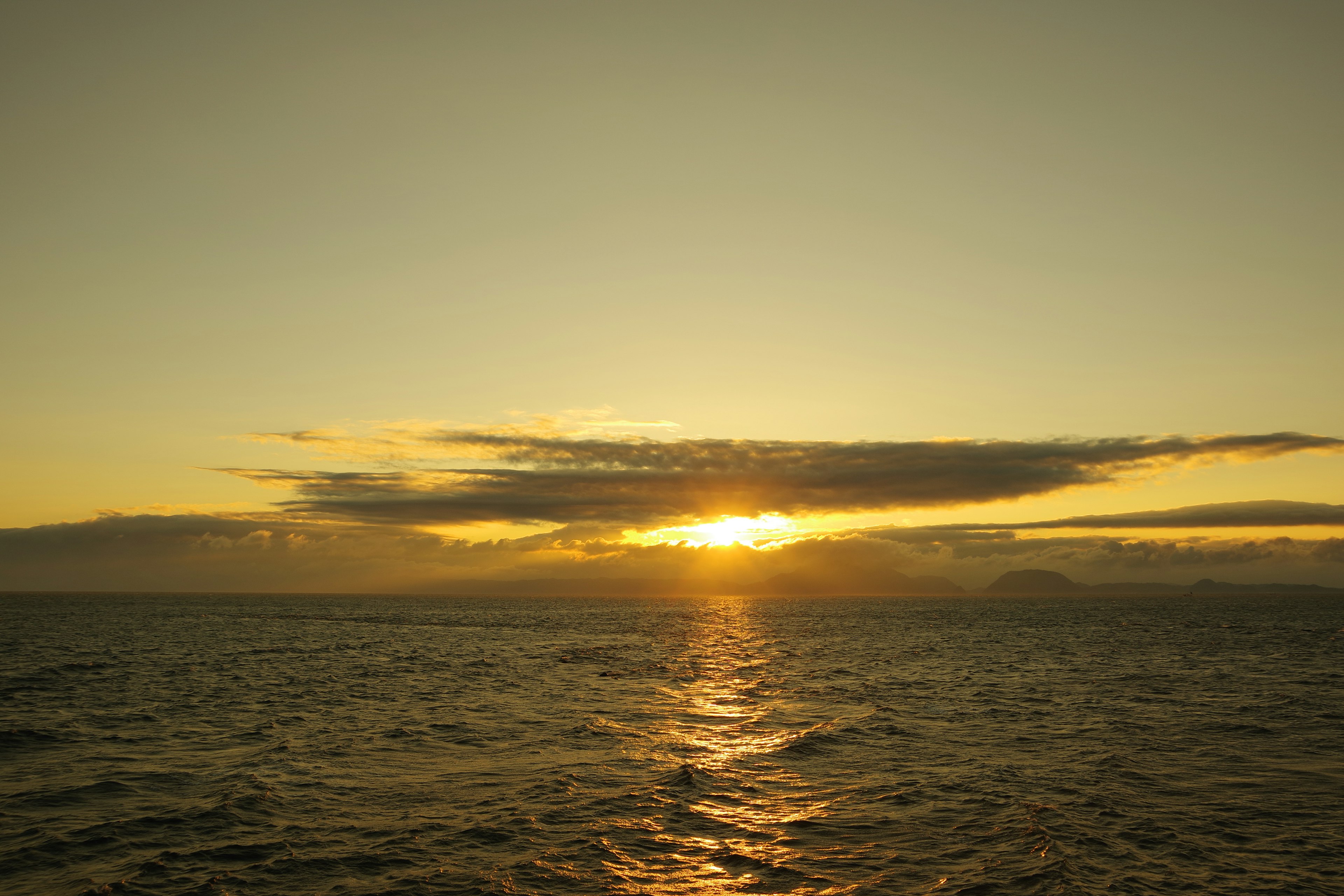 夕日が海に沈む景色 水面に反射する光