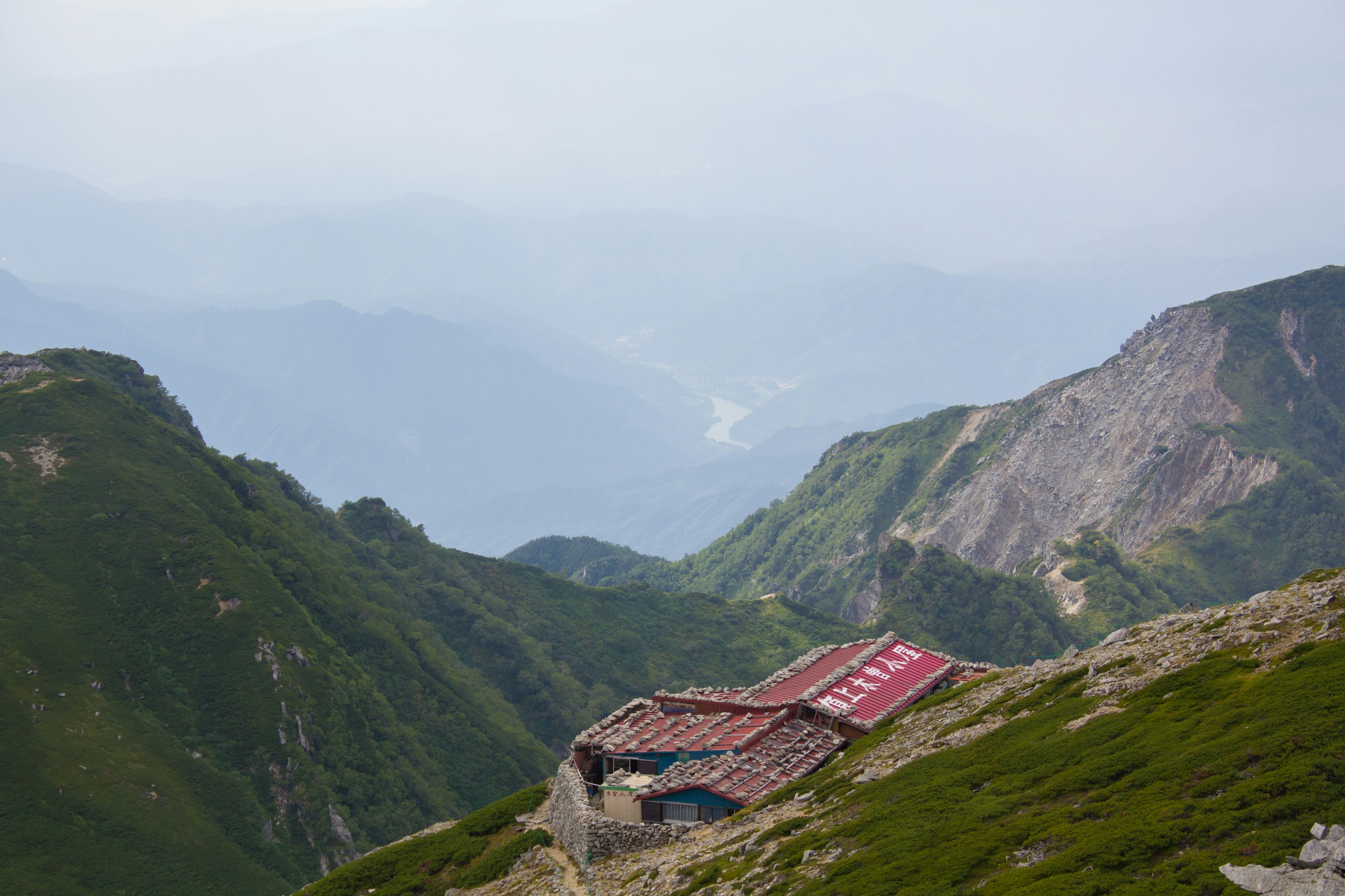 山の景色と小屋の風景が広がる美しい風景