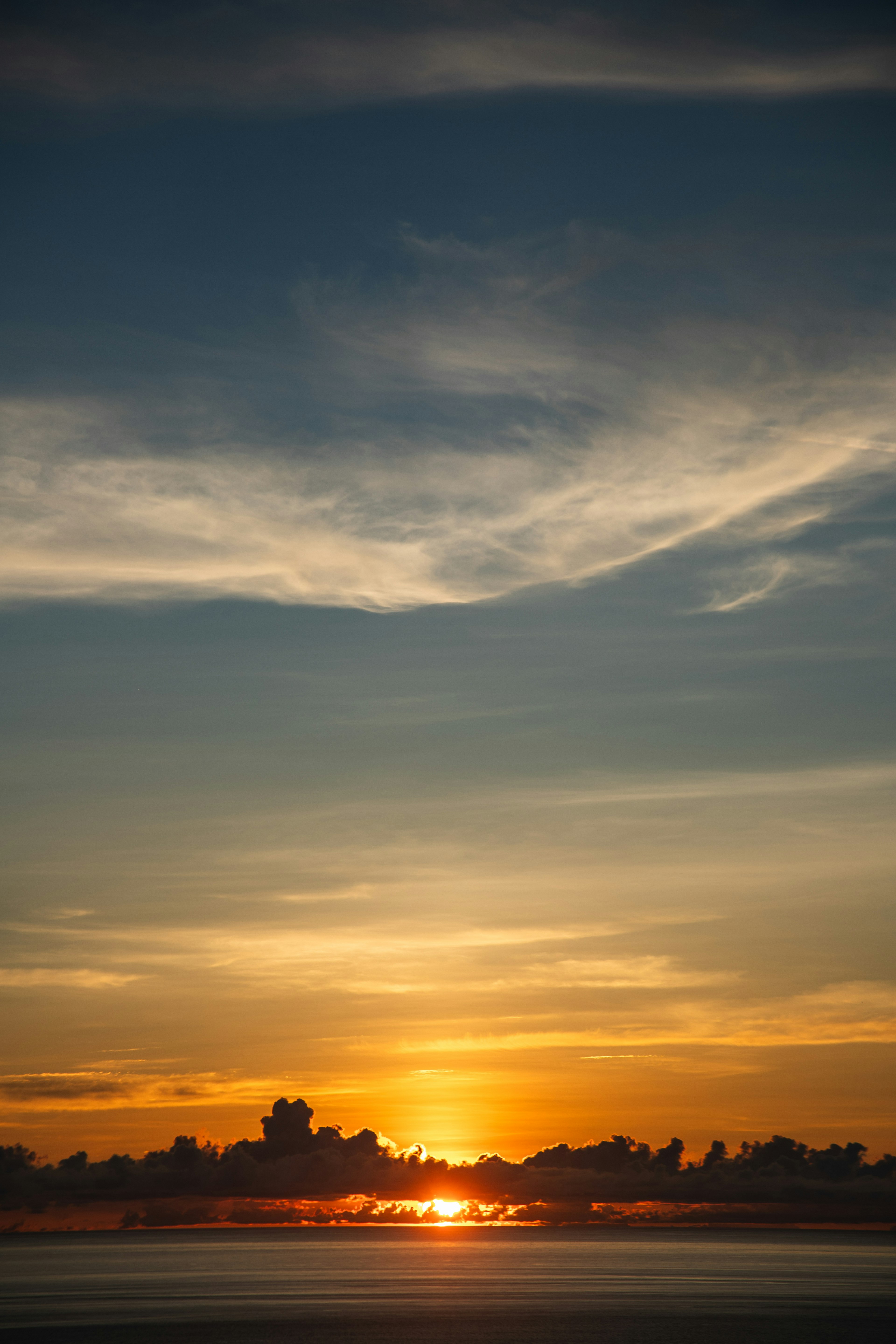 Hermoso atardecer sobre el océano con nubes coloridas