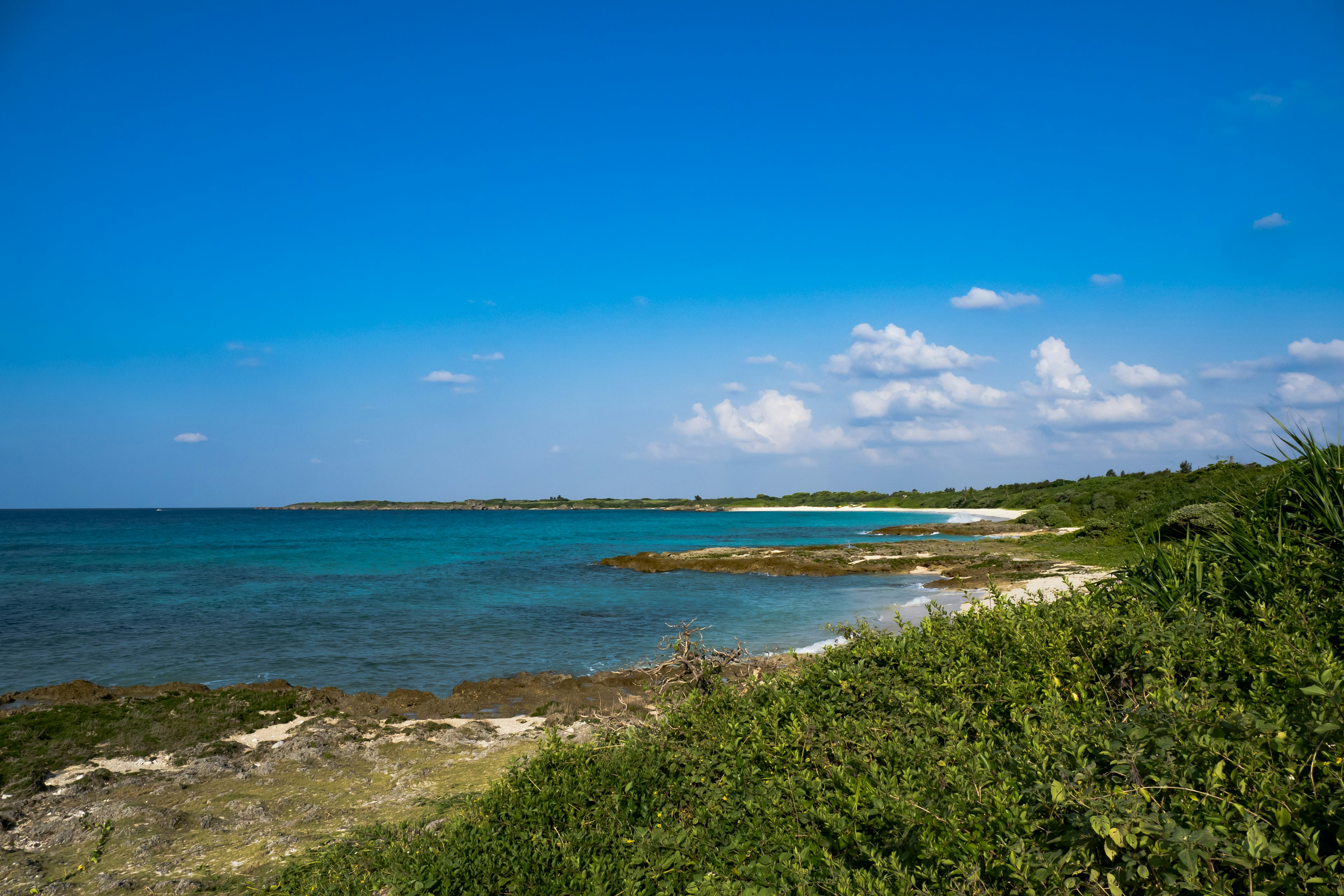 Bellissimo paesaggio costiero con mare blu e cielo sereno