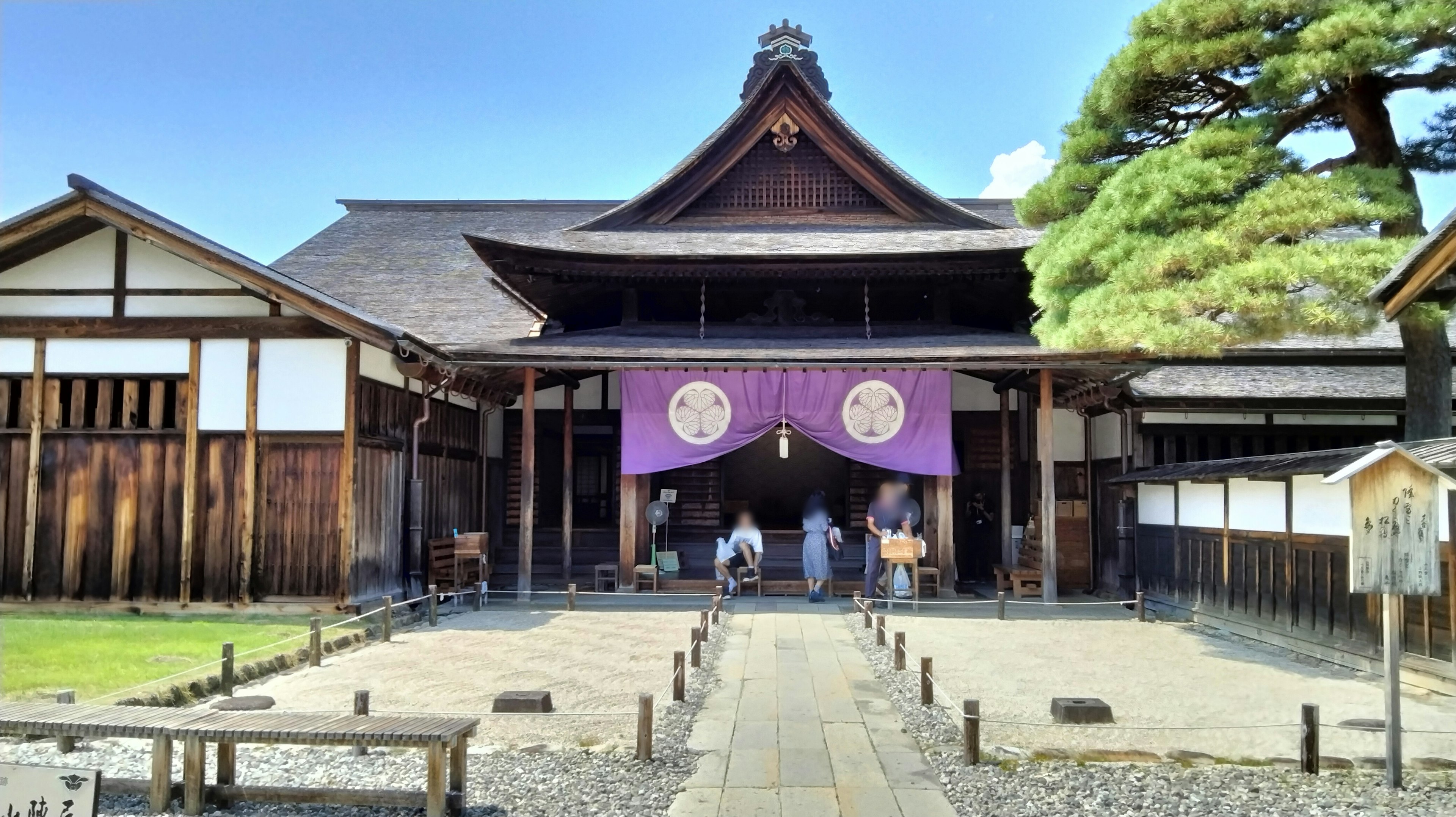 Edificio japonés tradicional con una cortina morada en la entrada