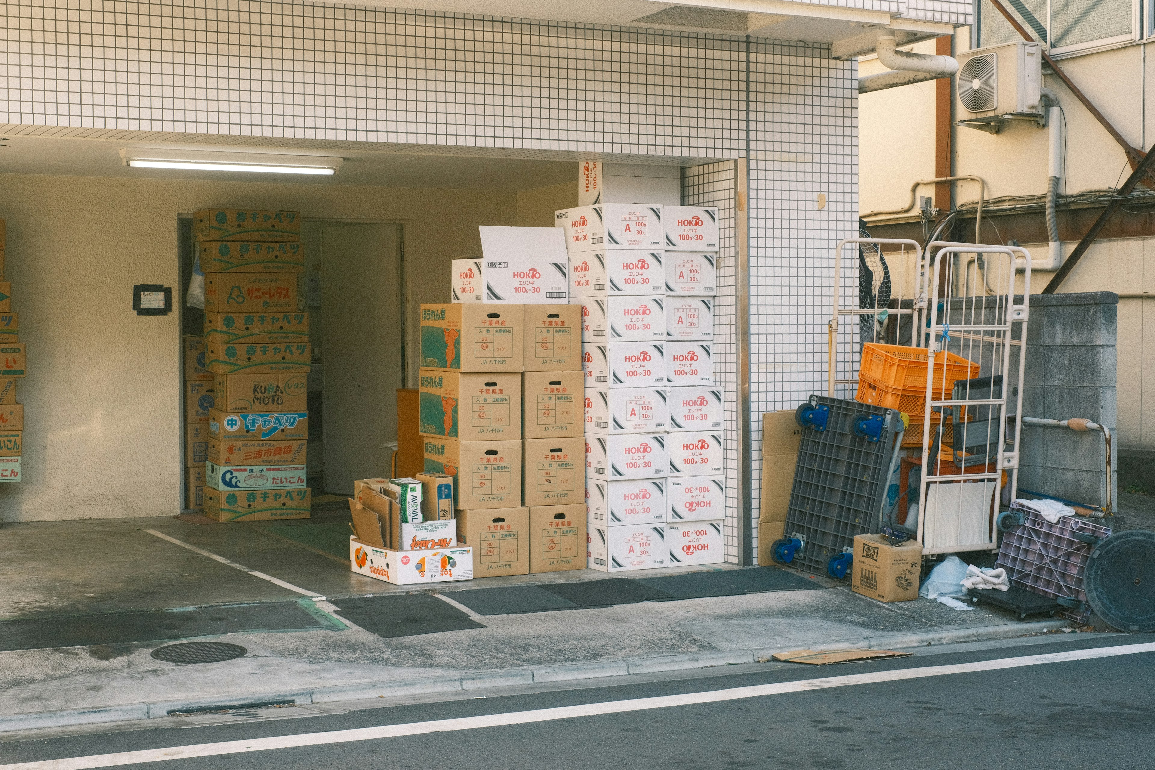 Boîtes en carton empilées et palettes à l'entrée d'un entrepôt