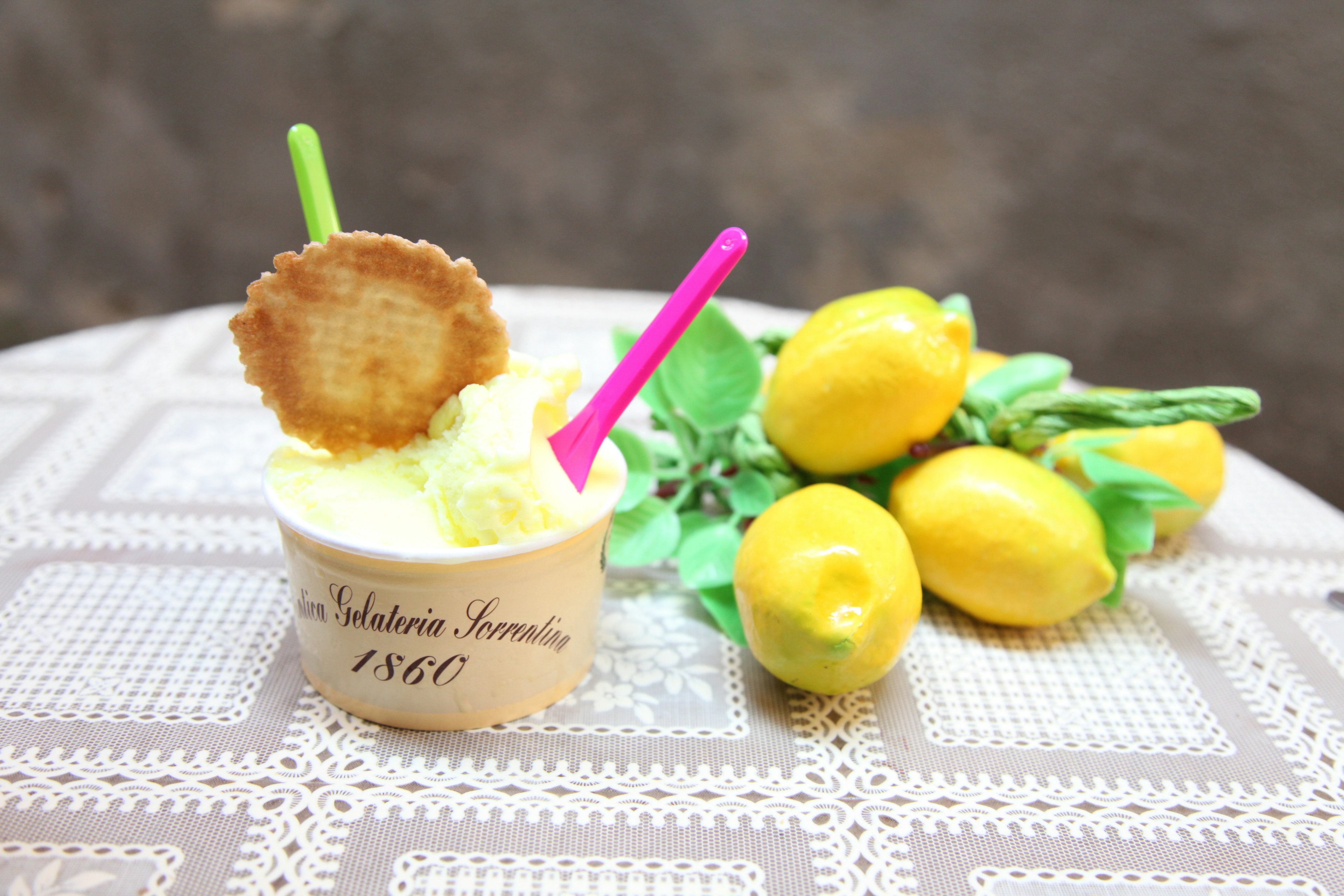 Cangkir es krim lemon dengan lemon dekoratif