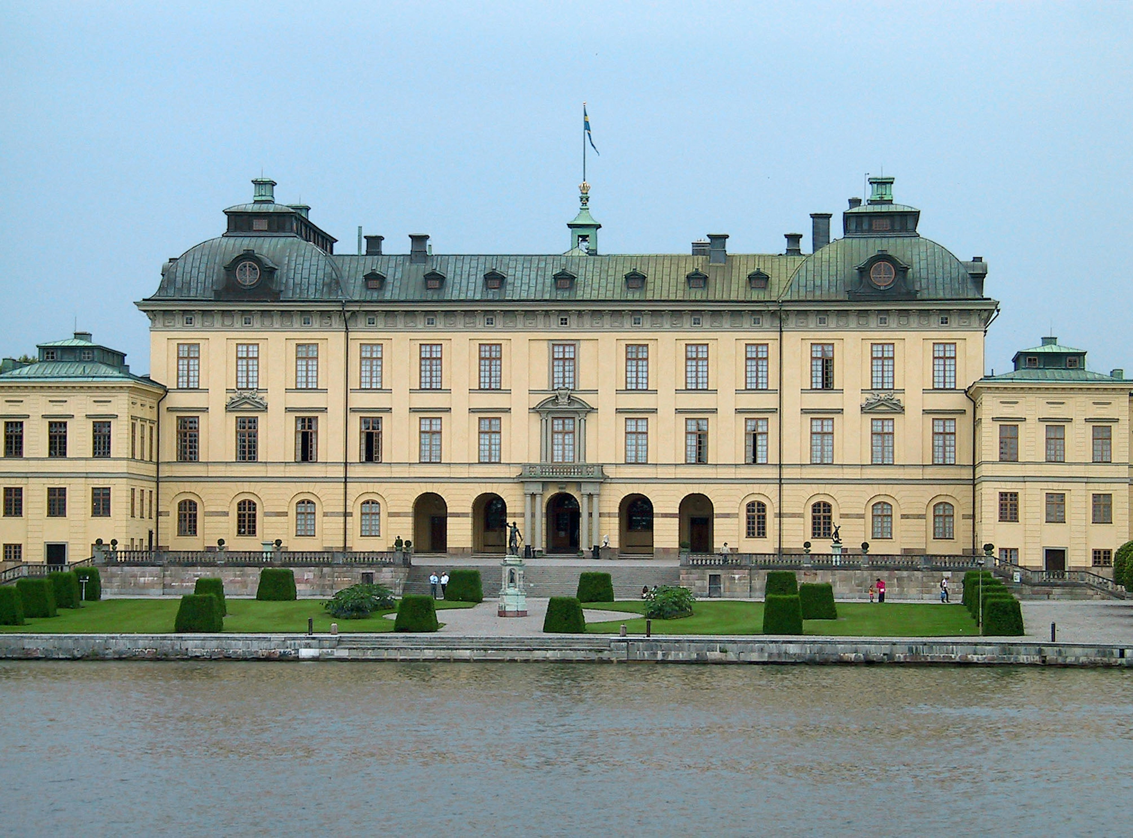 Belle façade du palais de Drottningholm en Suède avec jardins