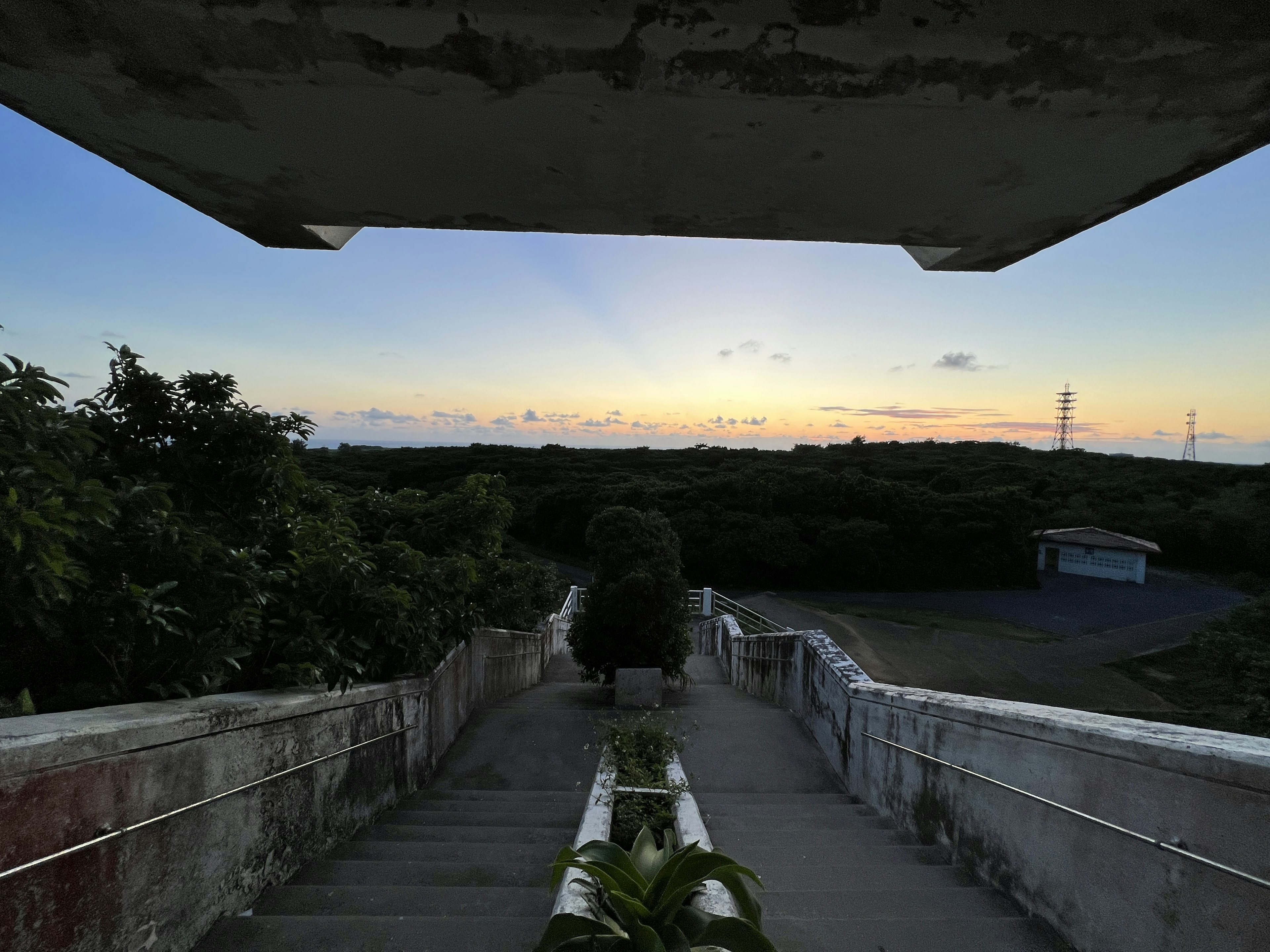 Treppe zu einer malerischen Aussicht mit Sonnenuntergangshimmel