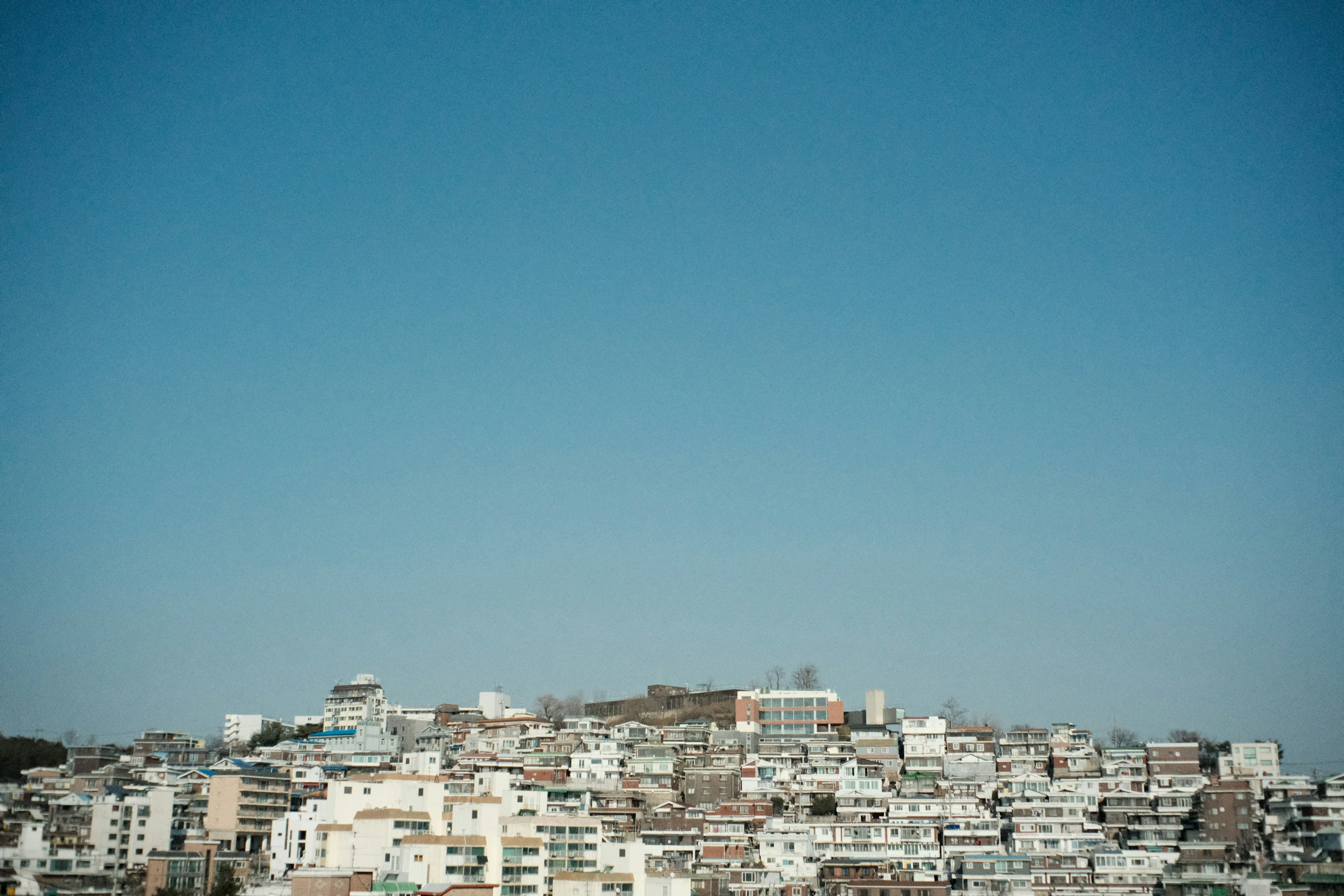 青空の下に広がる住宅街の風景