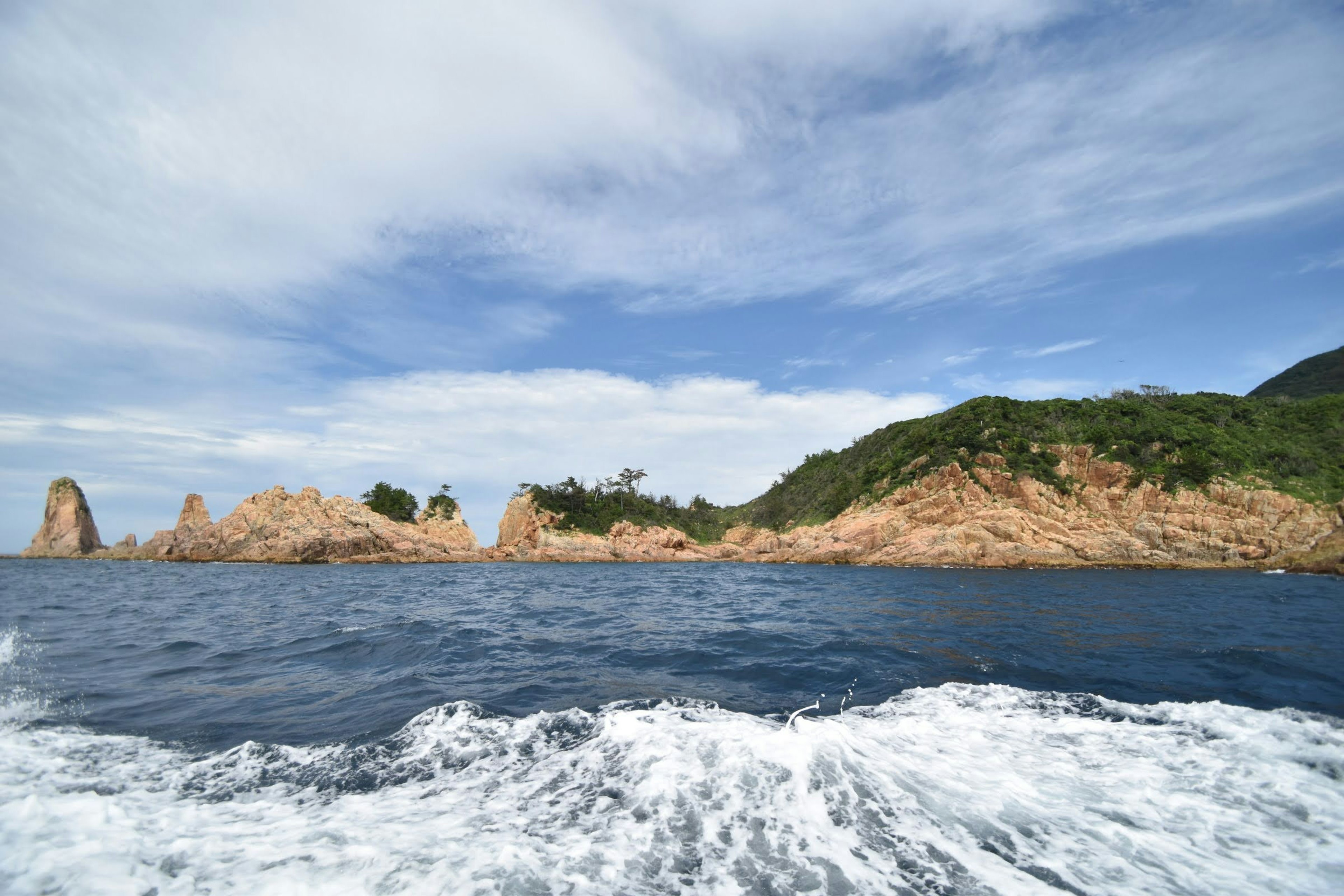 Vista escénica de olas del océano y costa rocosa