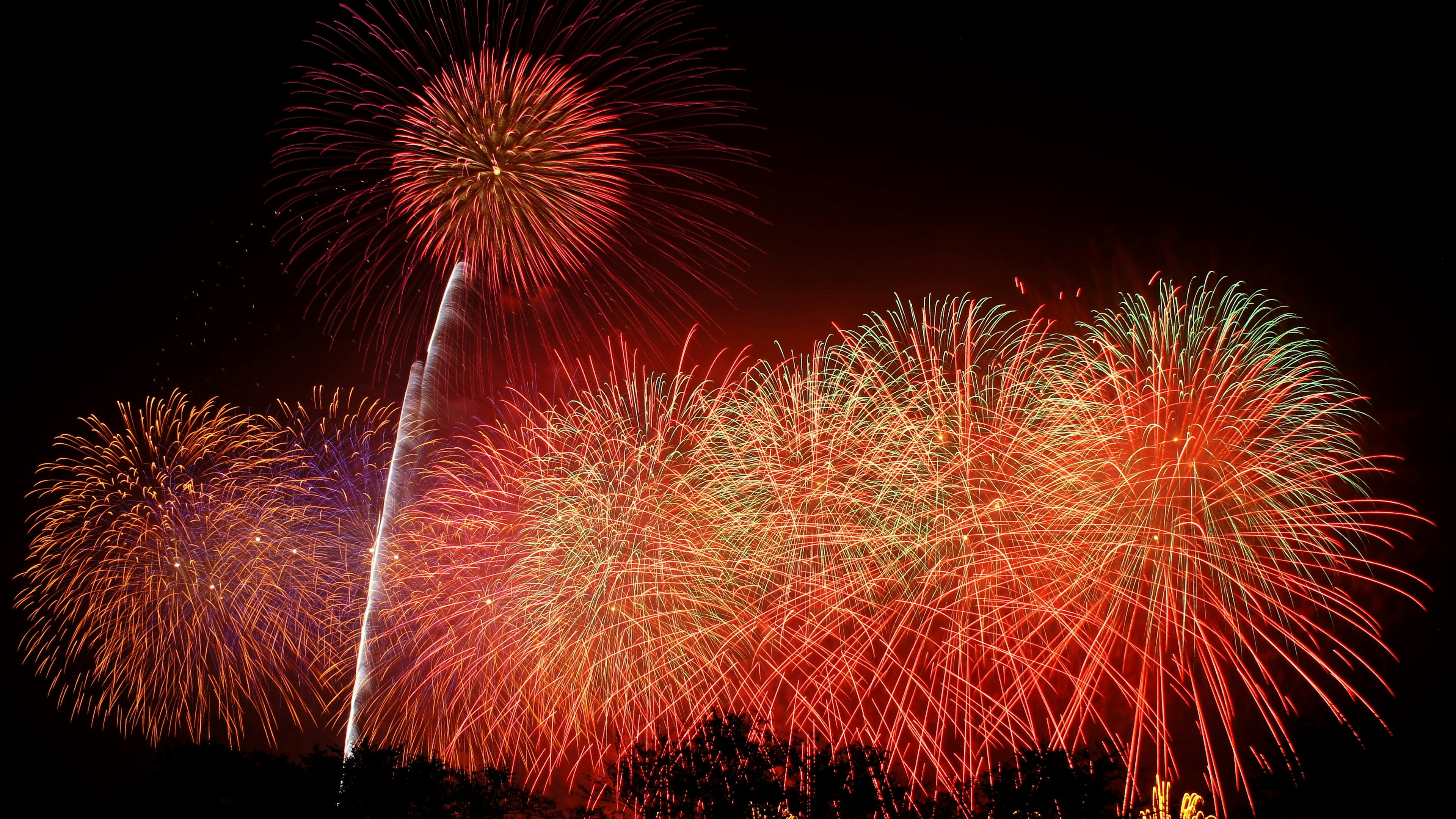 Des feux d'artifice colorés éclatant dans le ciel nocturne