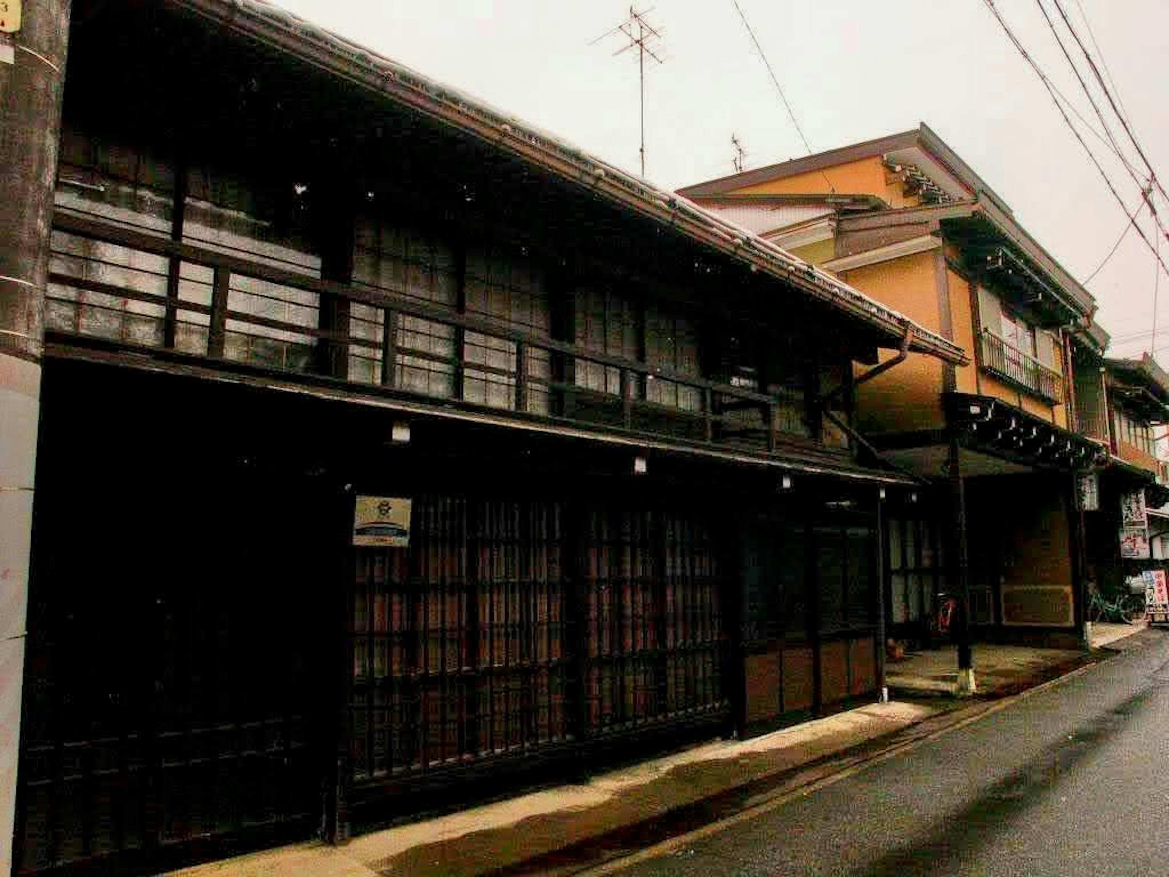 Maisons en bois japonaises traditionnelles alignées le long d'une rue