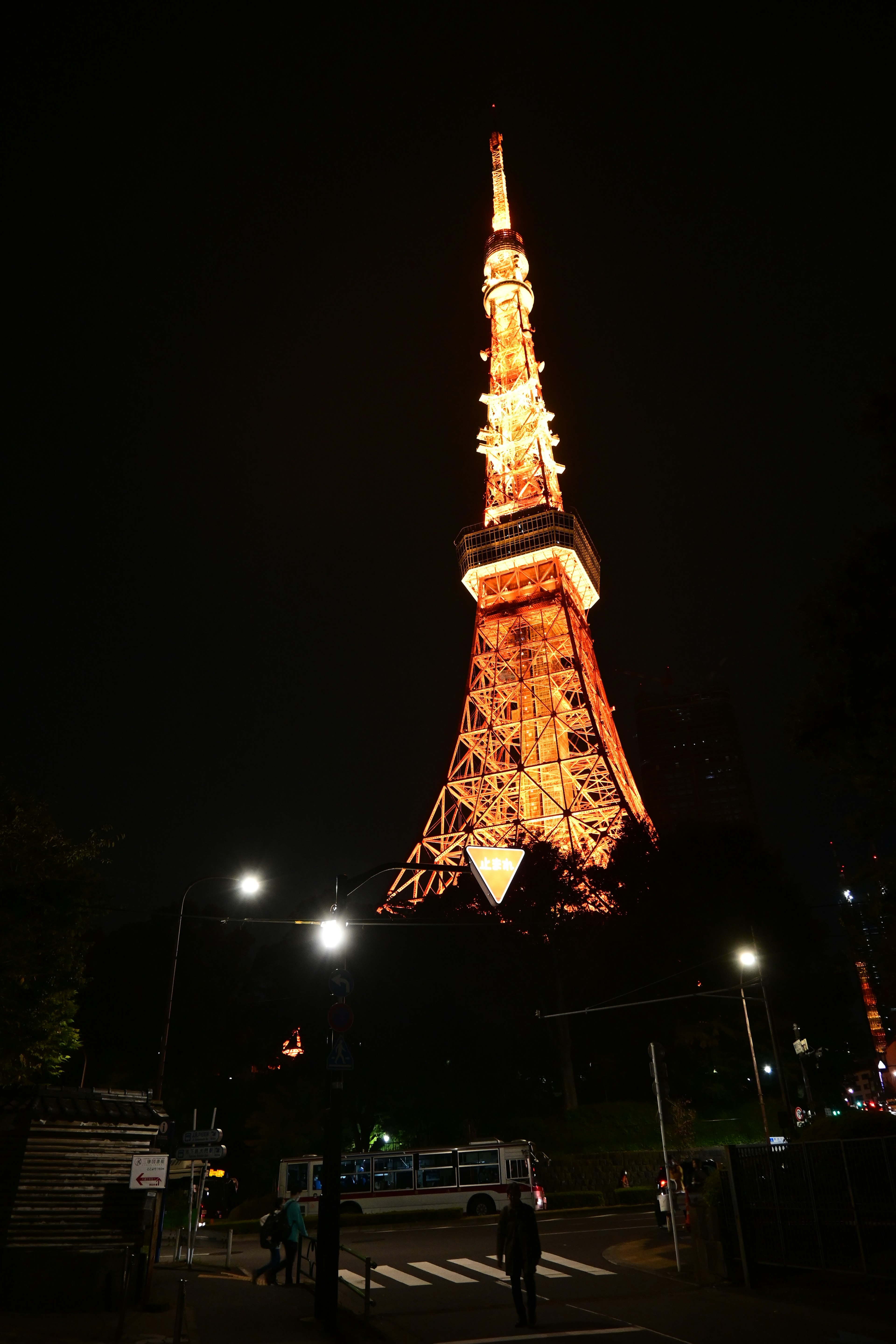 東京塔在夜間照明，展示其標誌性結構