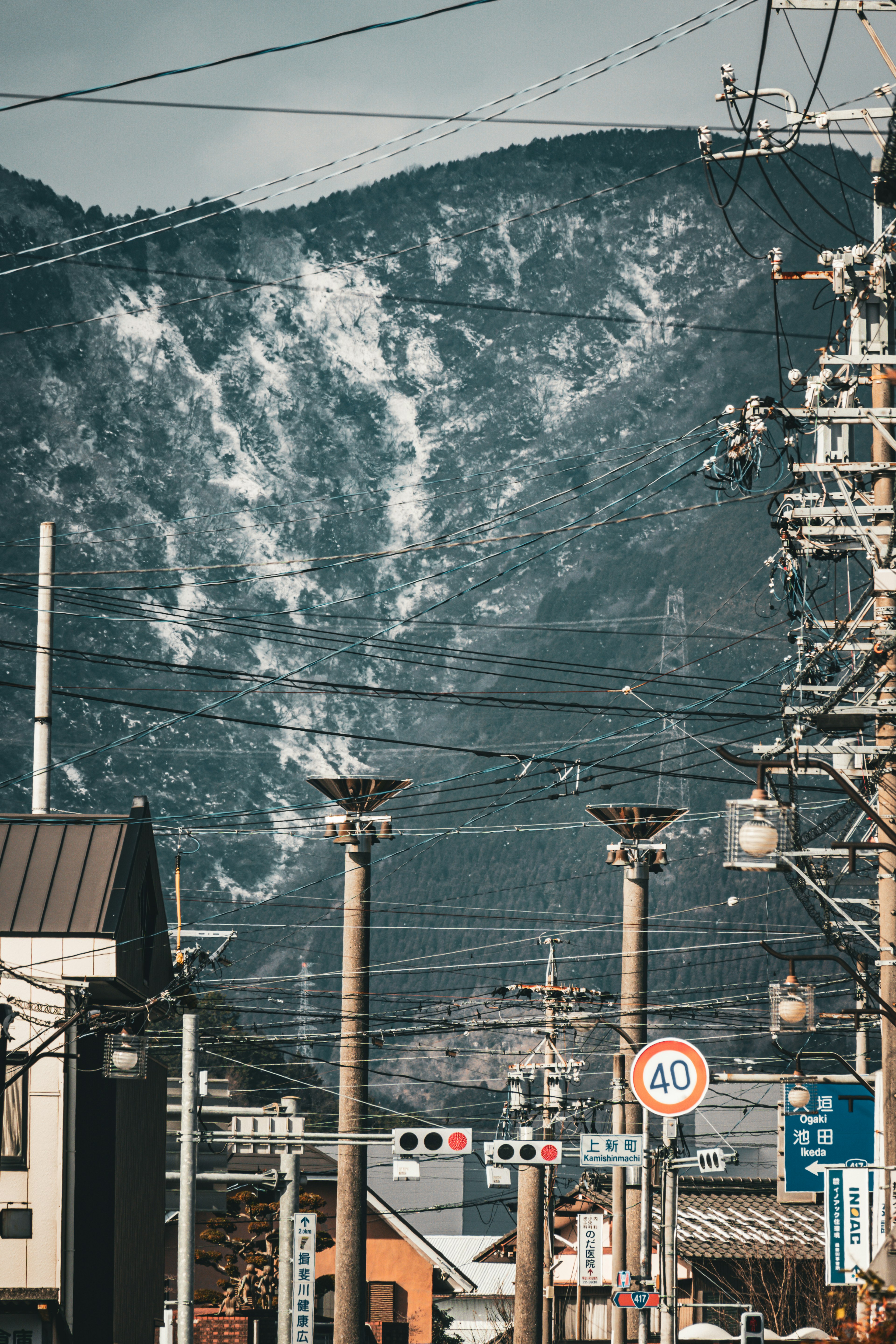 有雪的山和街道電線