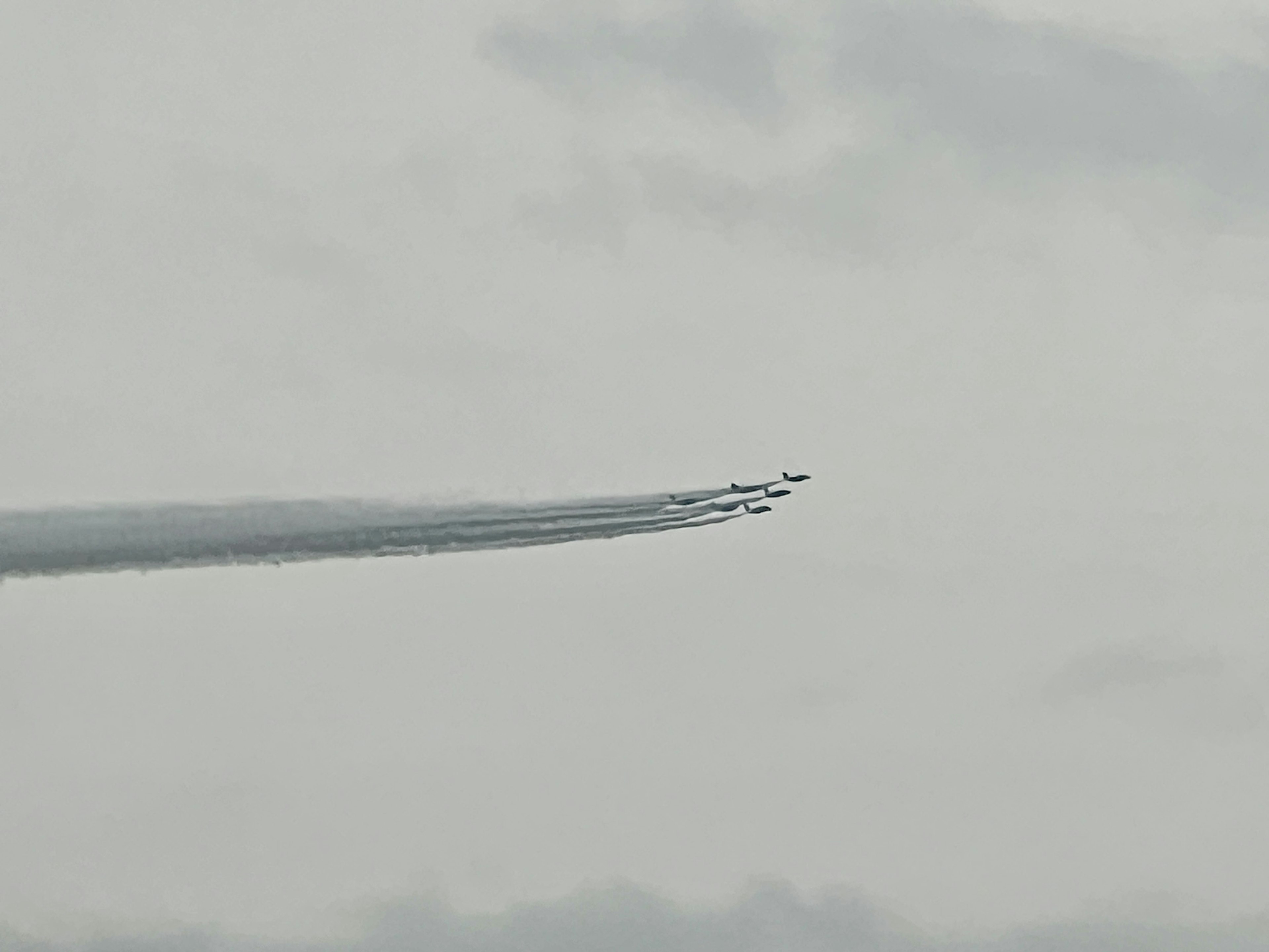 Estela de humo de un avión creando patrones en el cielo