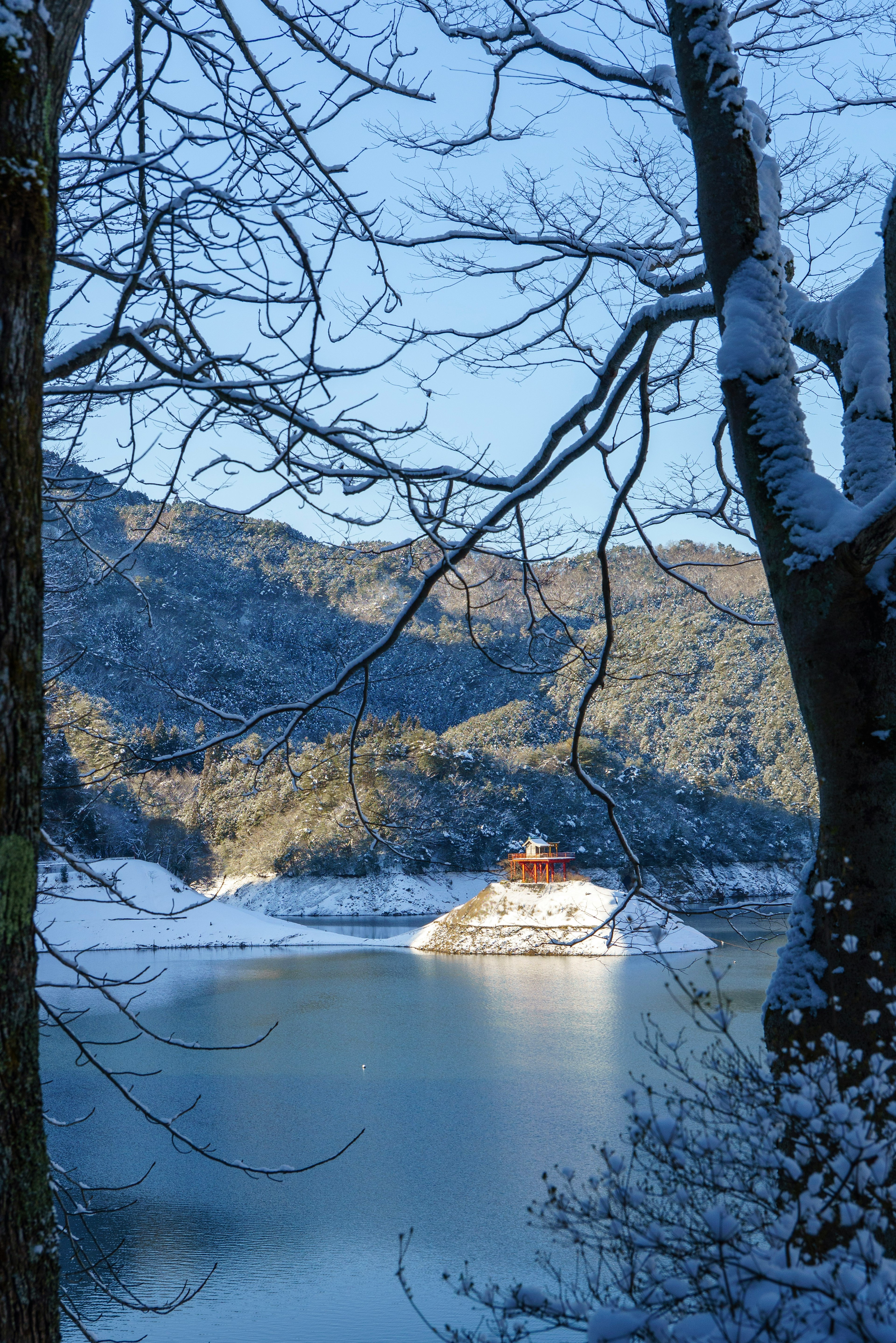 Schöne Landschaft mit schneebedeckten Bergen und See