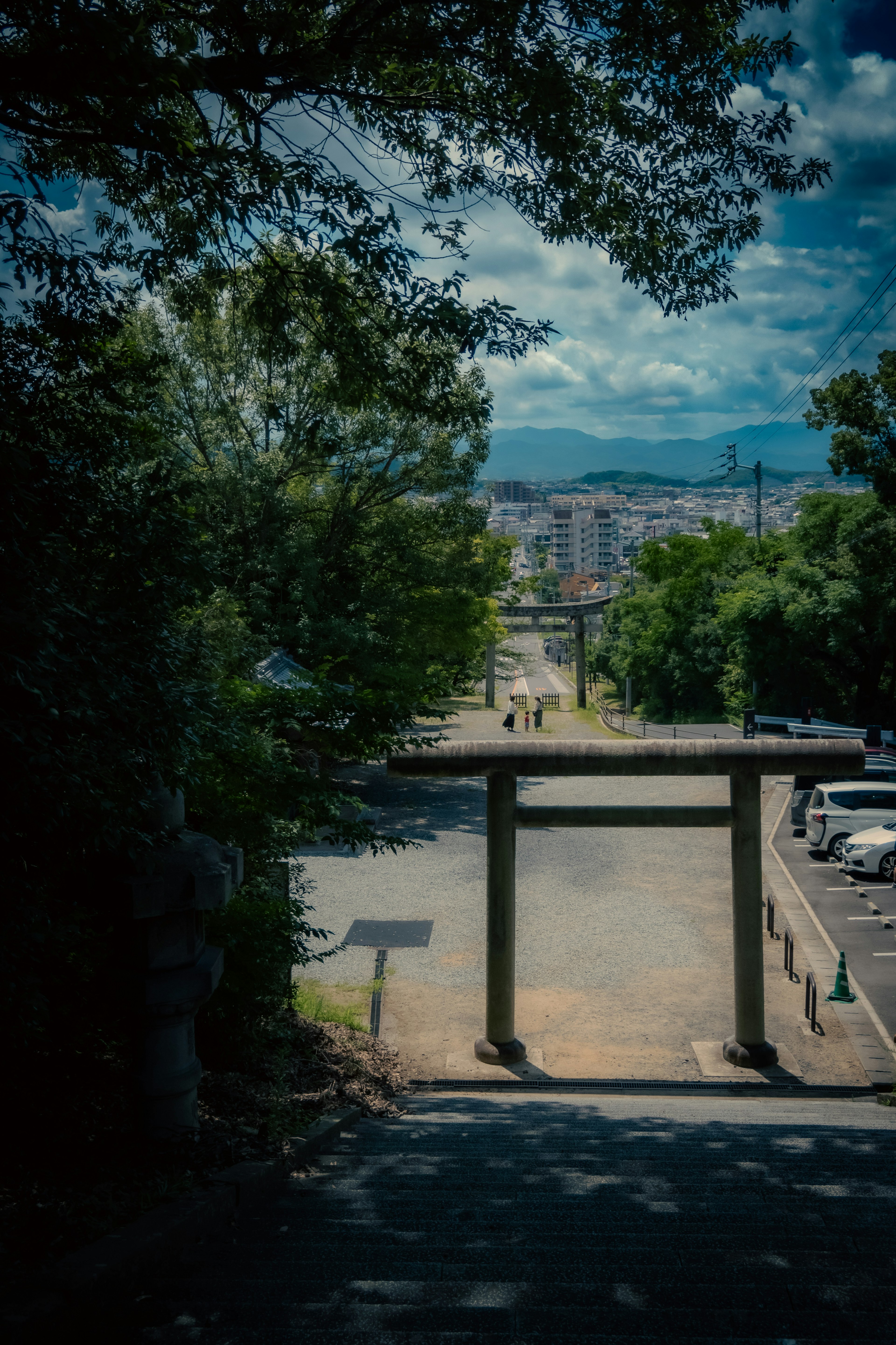 Un camino tranquilo con un torii y un cielo azul