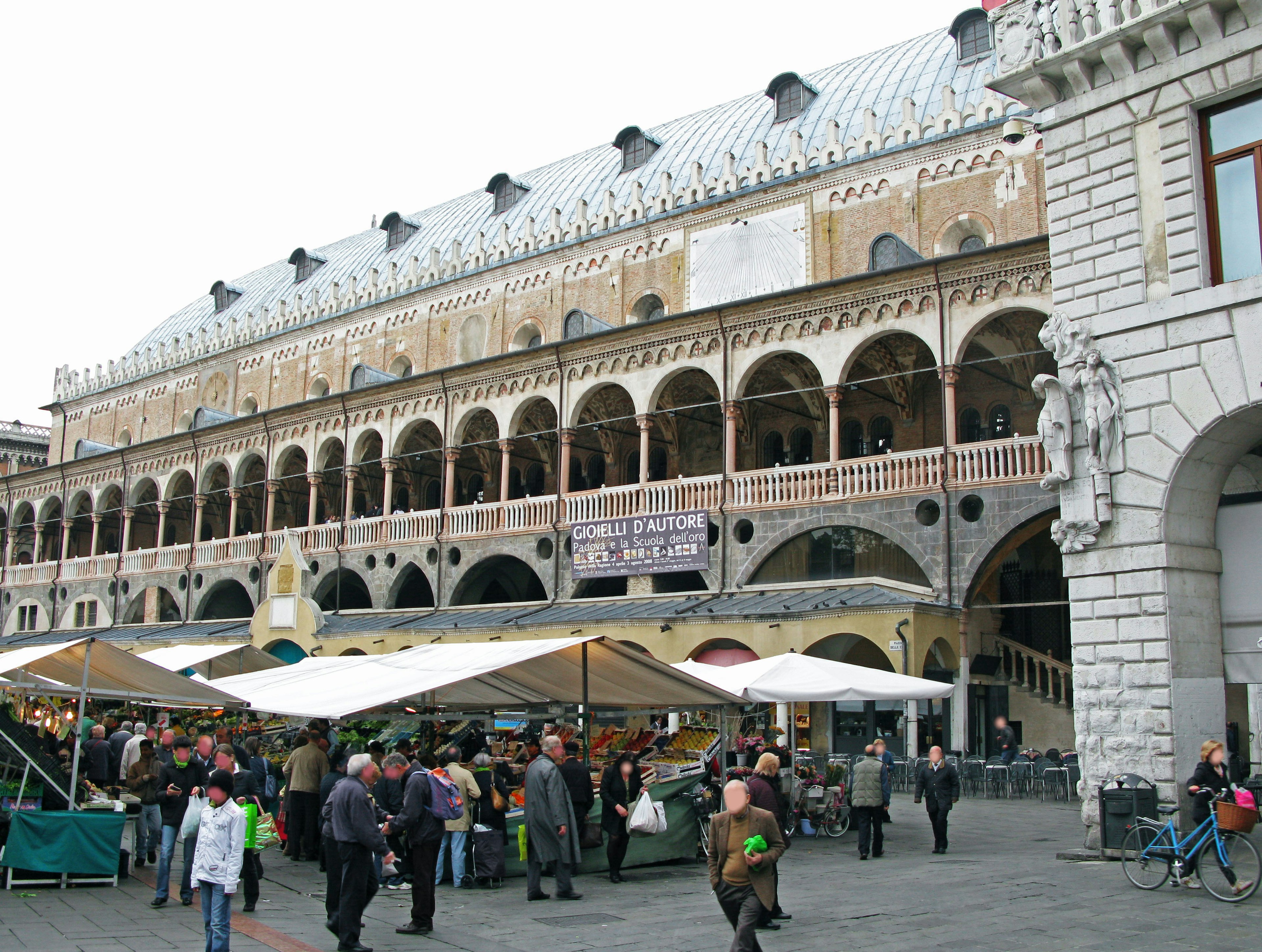 Tendas de mercado y fachada de un edificio histórico