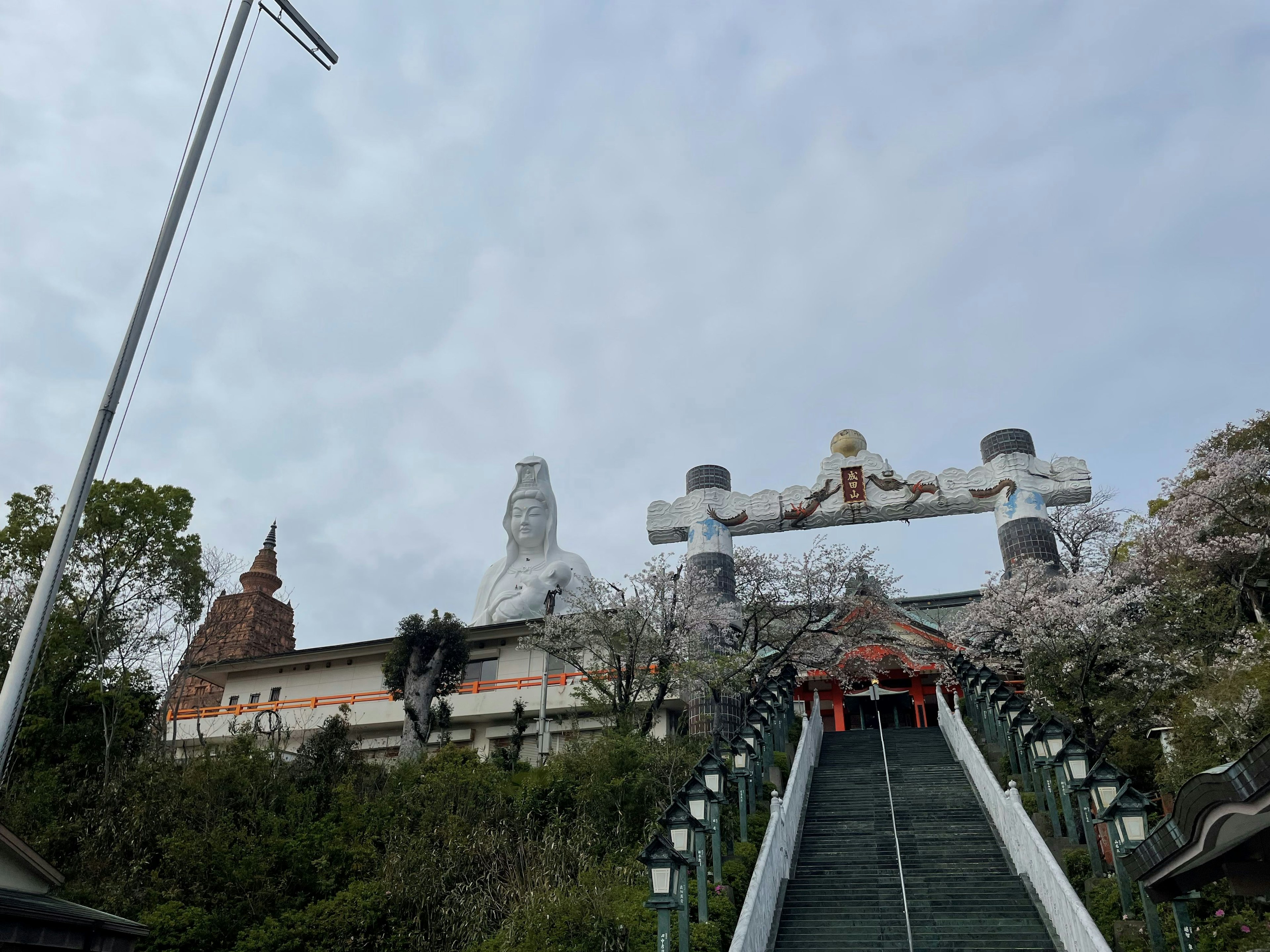 Landschaftsansicht der Tempeltreppen mit Kirschblütenbäumen