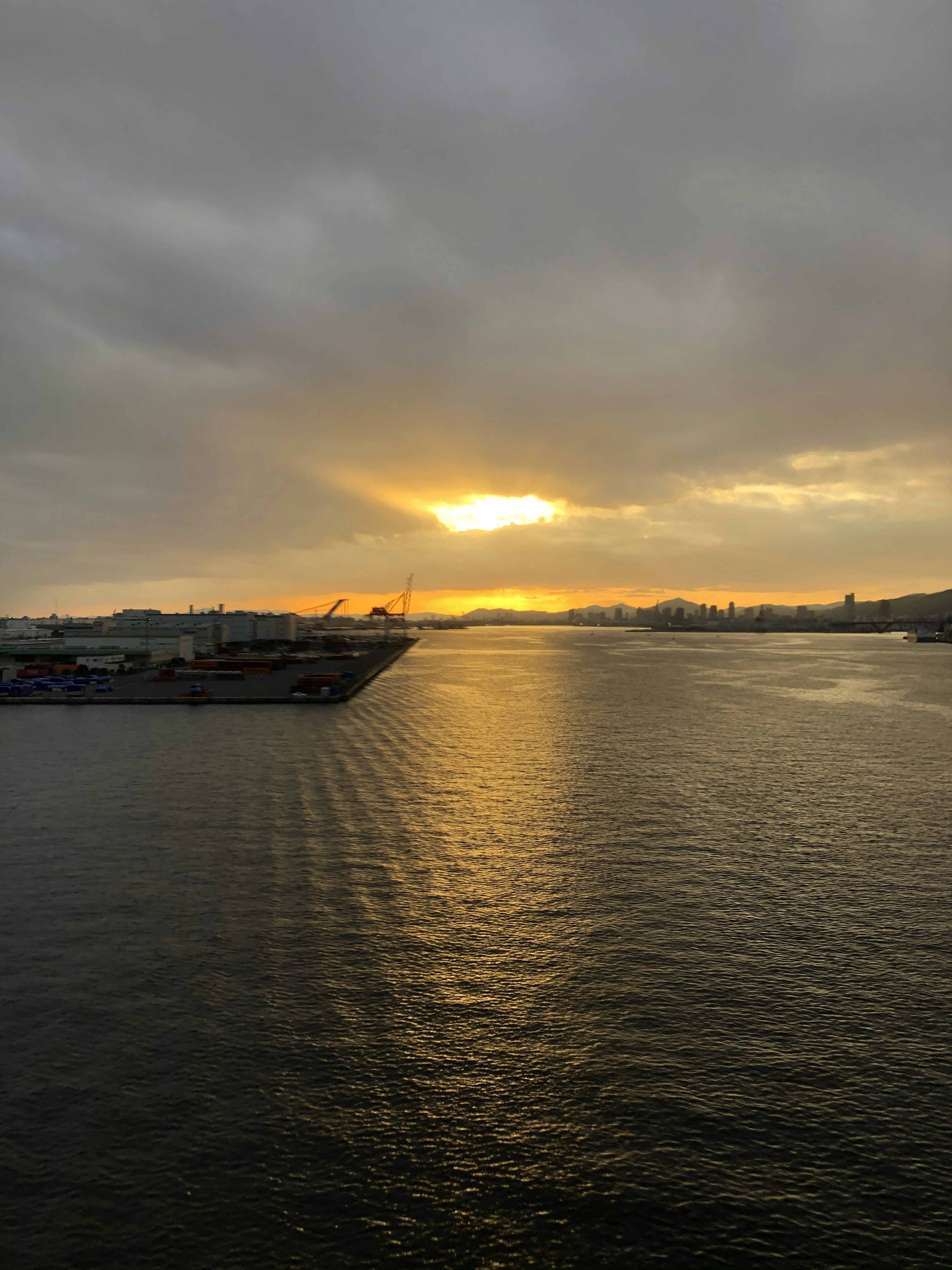 海に沈む夕日と雲の風景