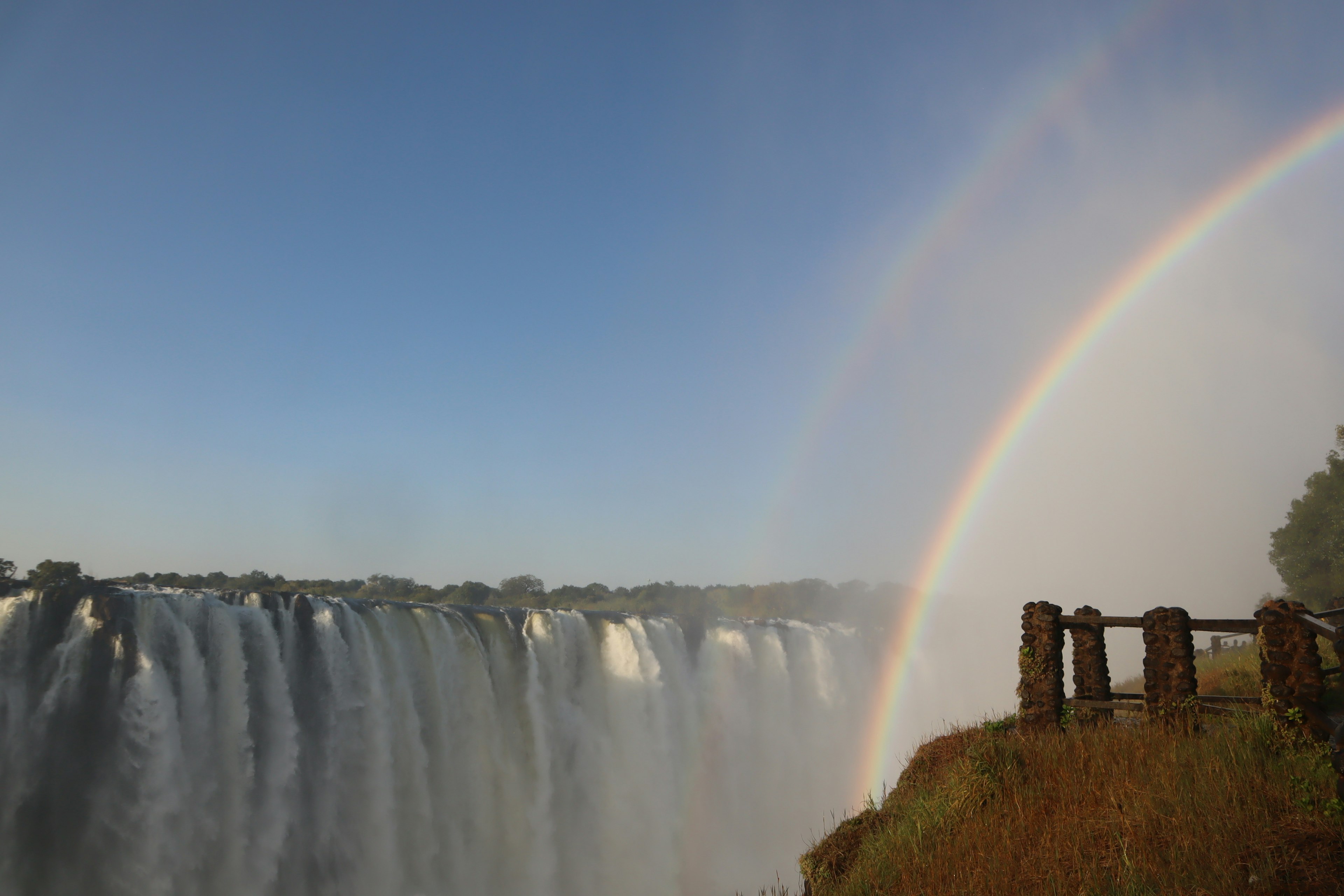 Une vue magnifique des chutes d'Iguazu avec un arc-en-ciel