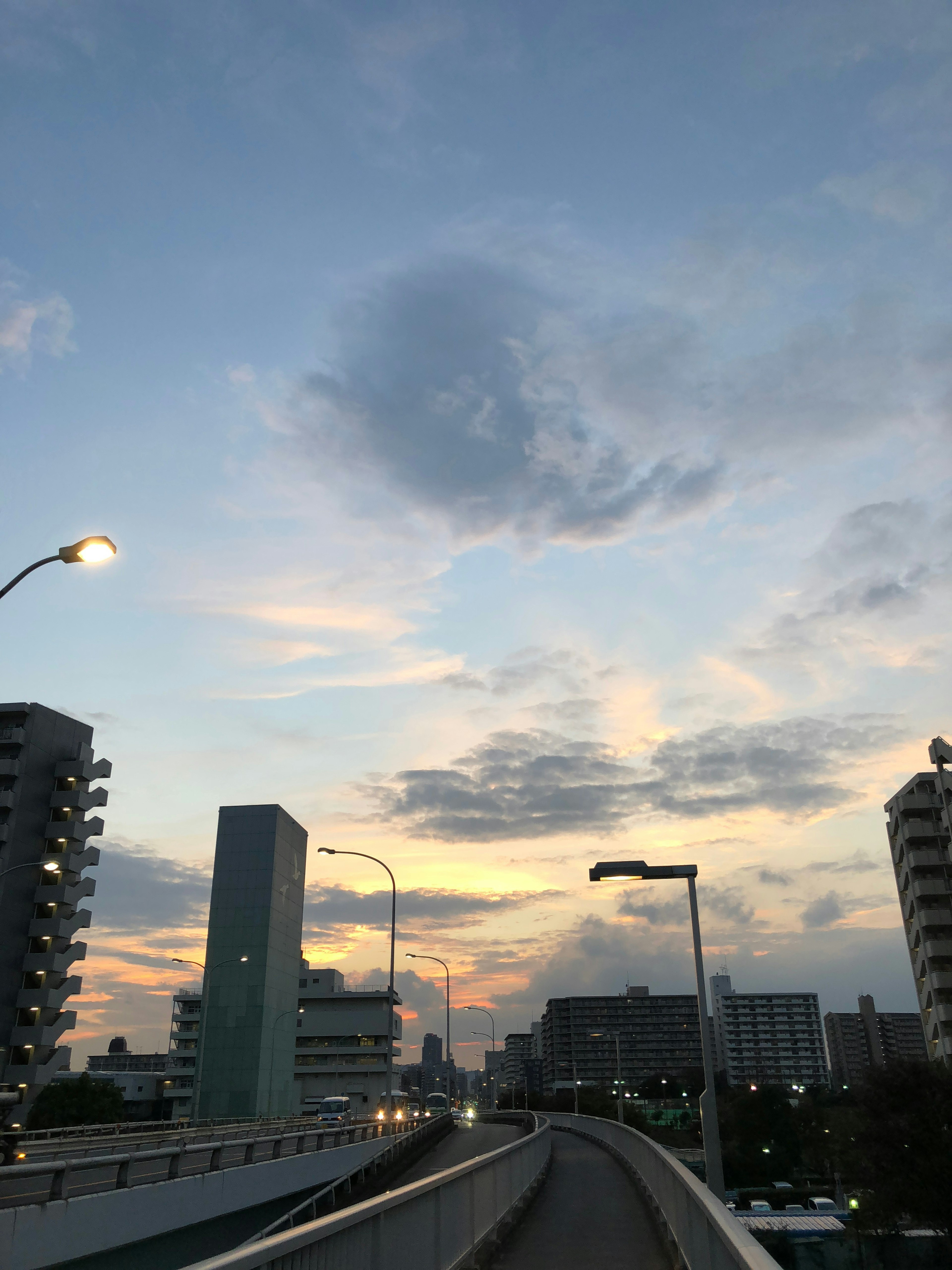 Städtische Landschaft mit von Sonnenuntergang beleuchteten Wolkenkratzern