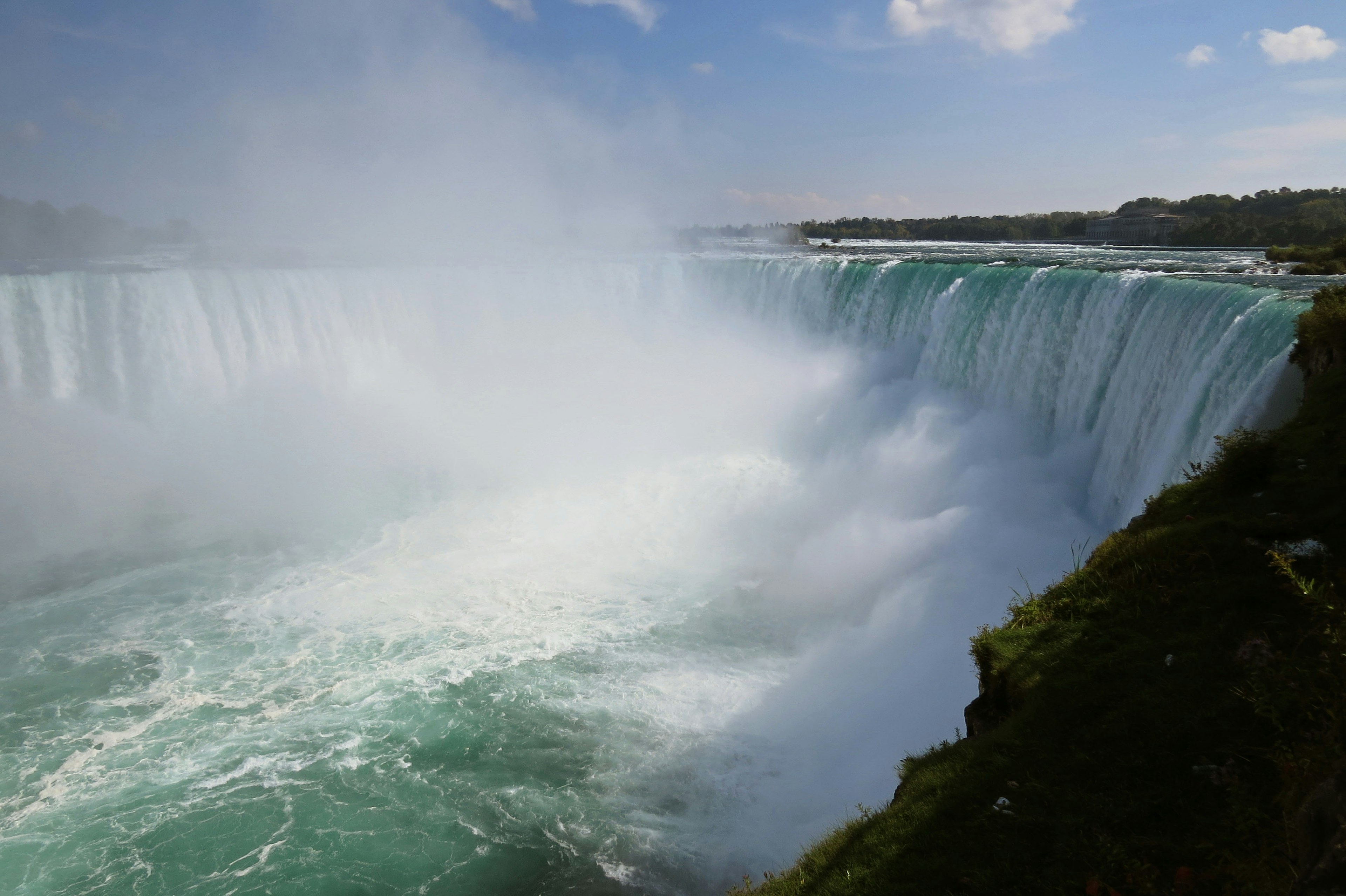 Pemandangan megah Air Terjun Niagara dengan kabut dan percikan air