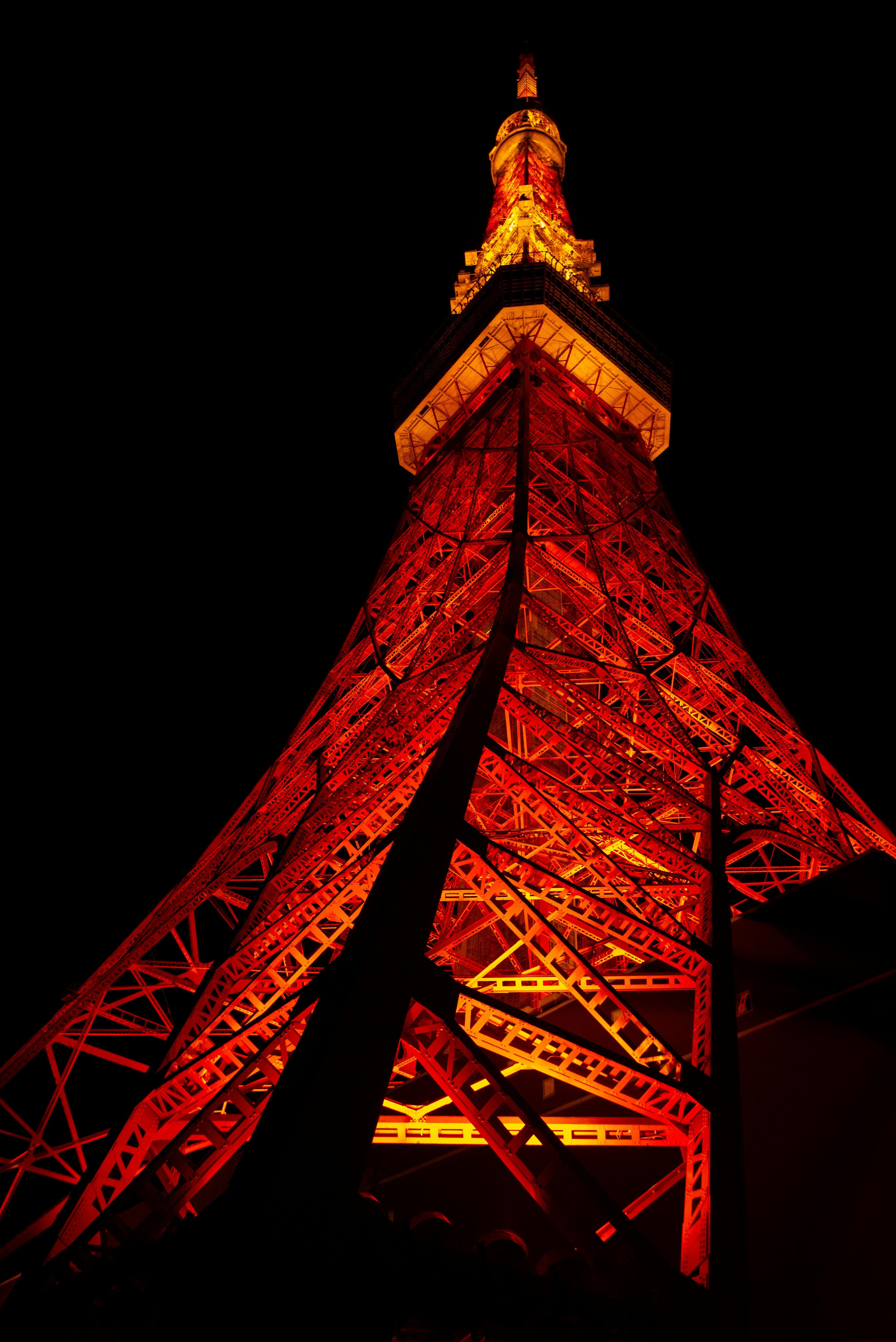 Menara Tokyo yang diterangi malam menunjukkan nuansa oranye yang cerah