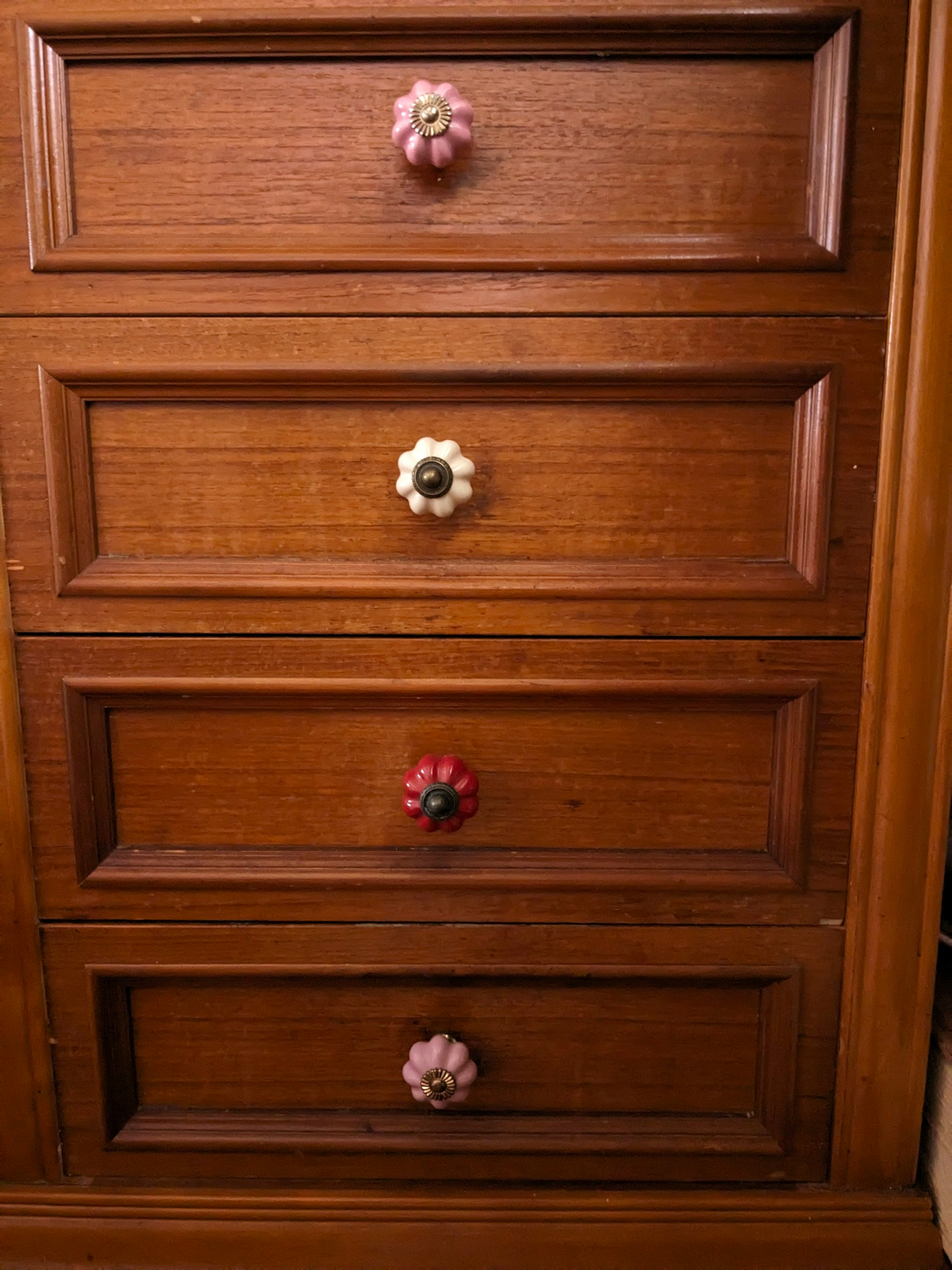 Cajón de madera con pomos coloridos en forma de flor