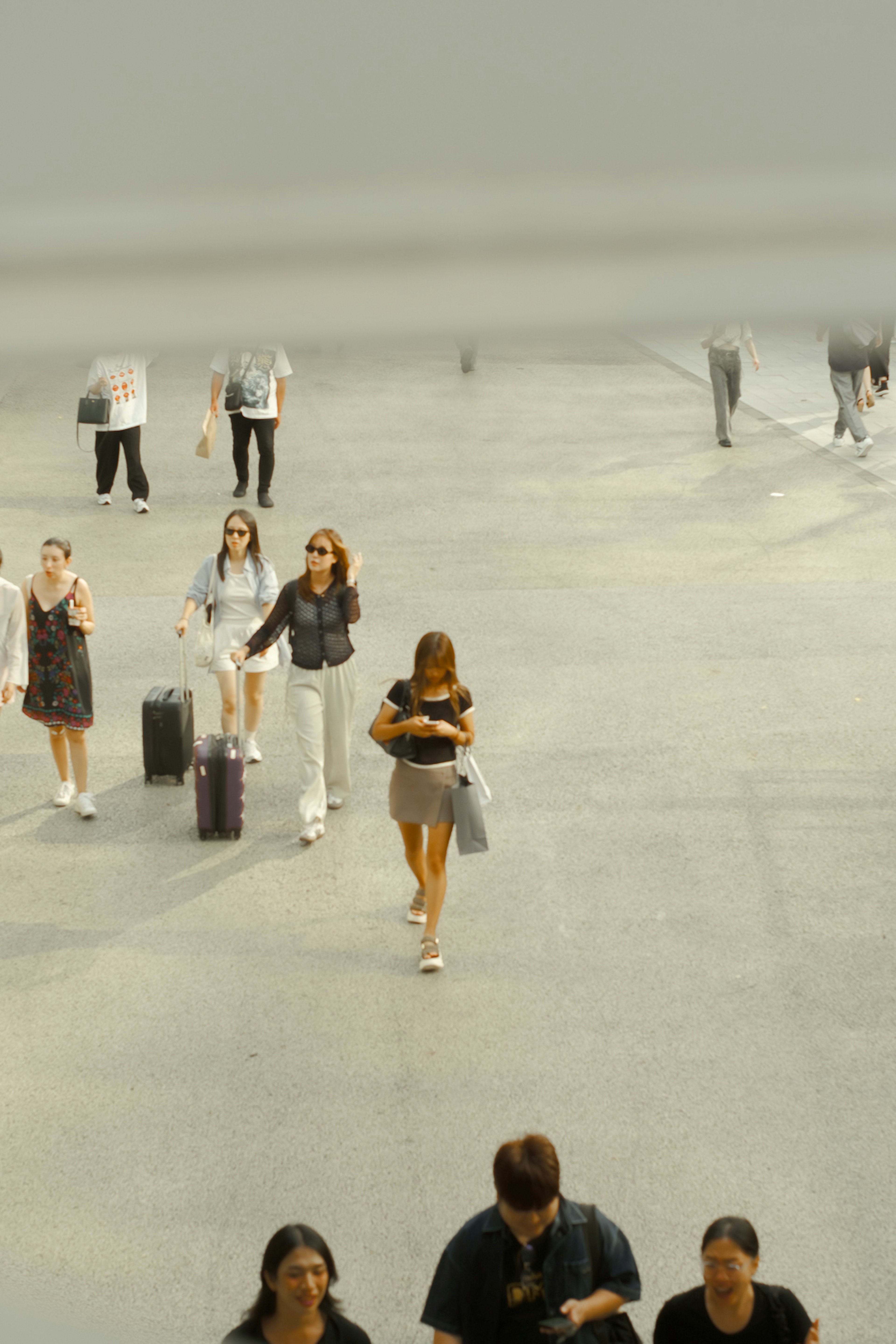 Escena de aeropuerto con personas caminando y llevando equipaje