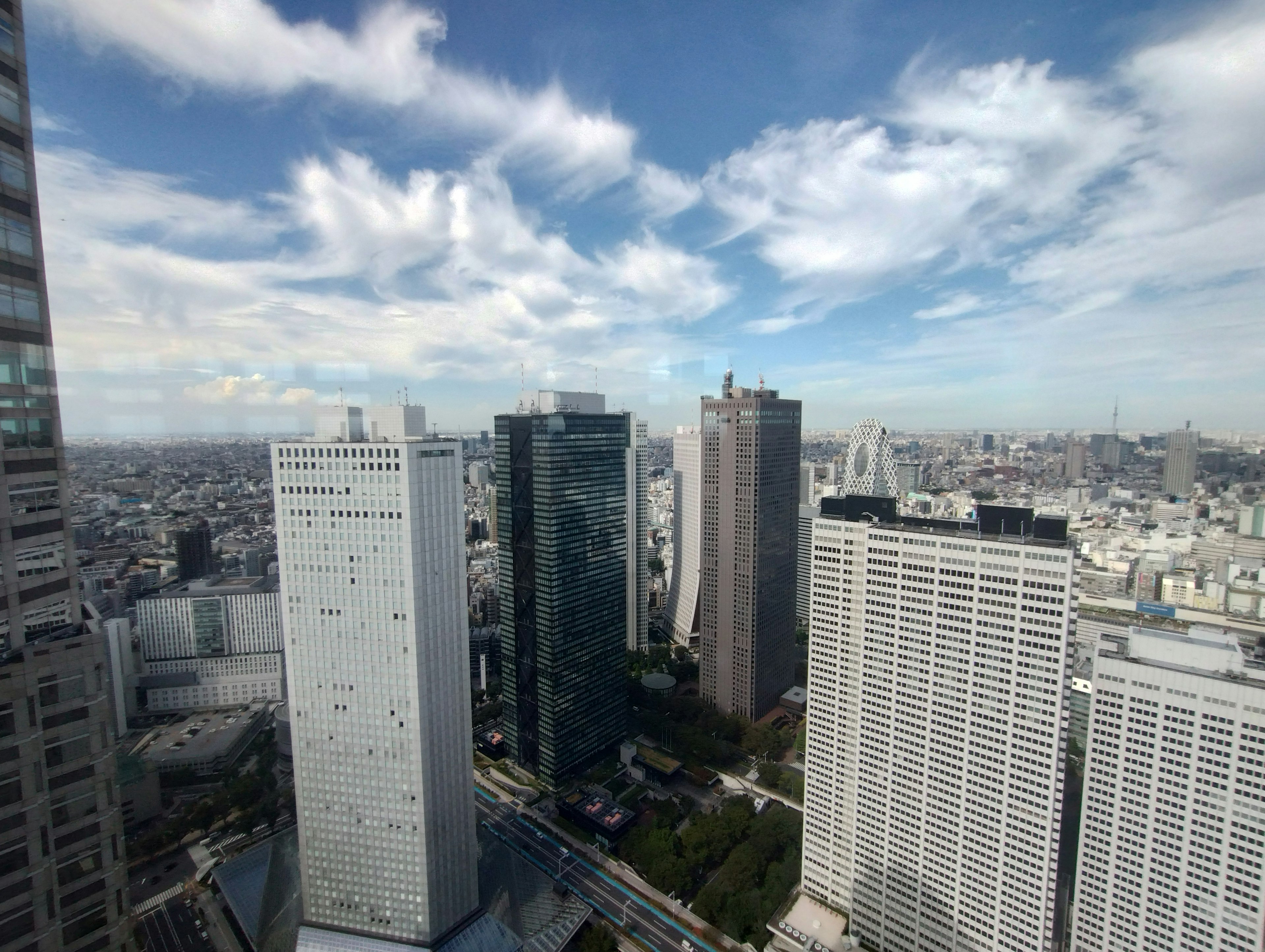 高層ビル群と青空の都市風景