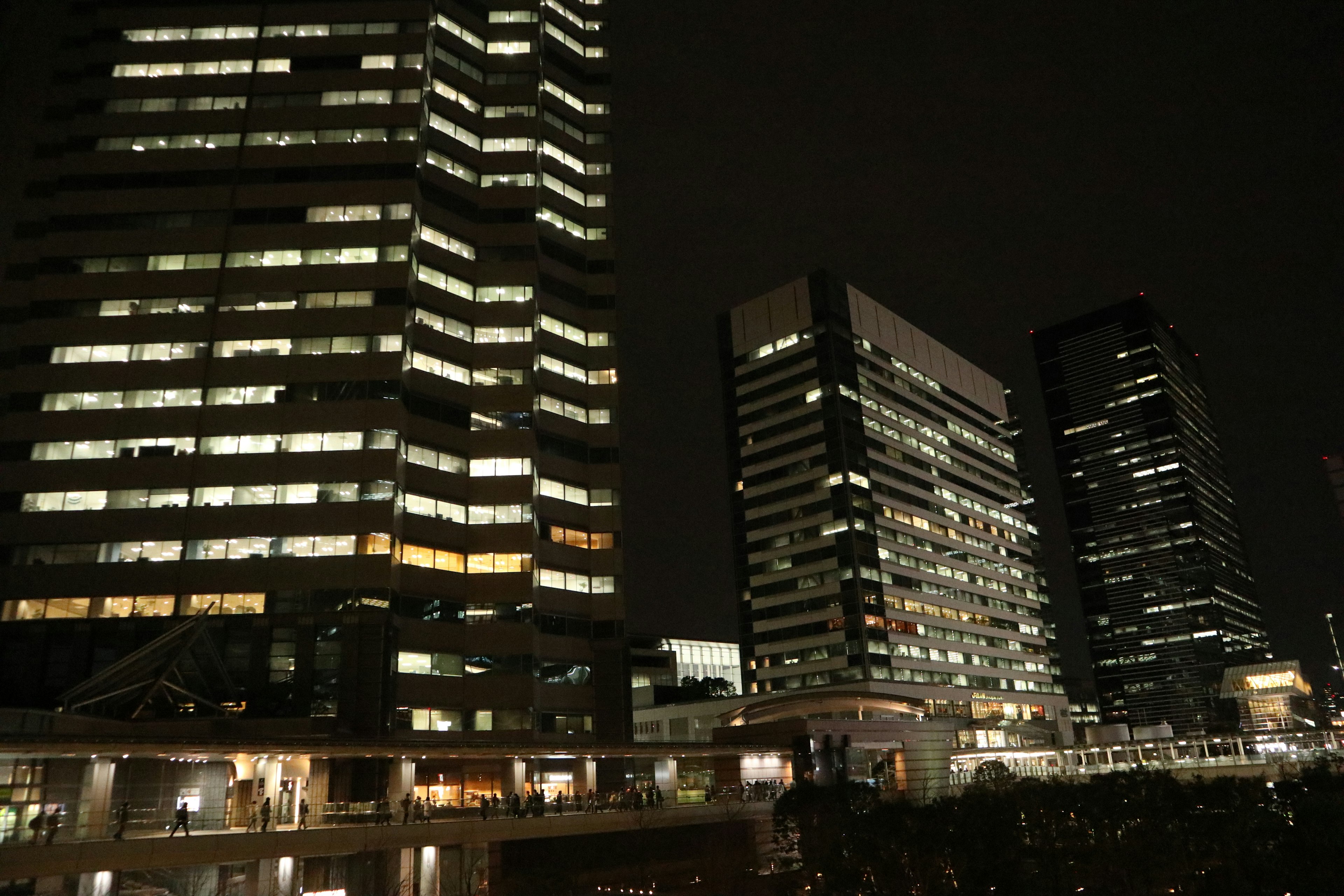 夜の都市の高層ビル群の明かりが輝く