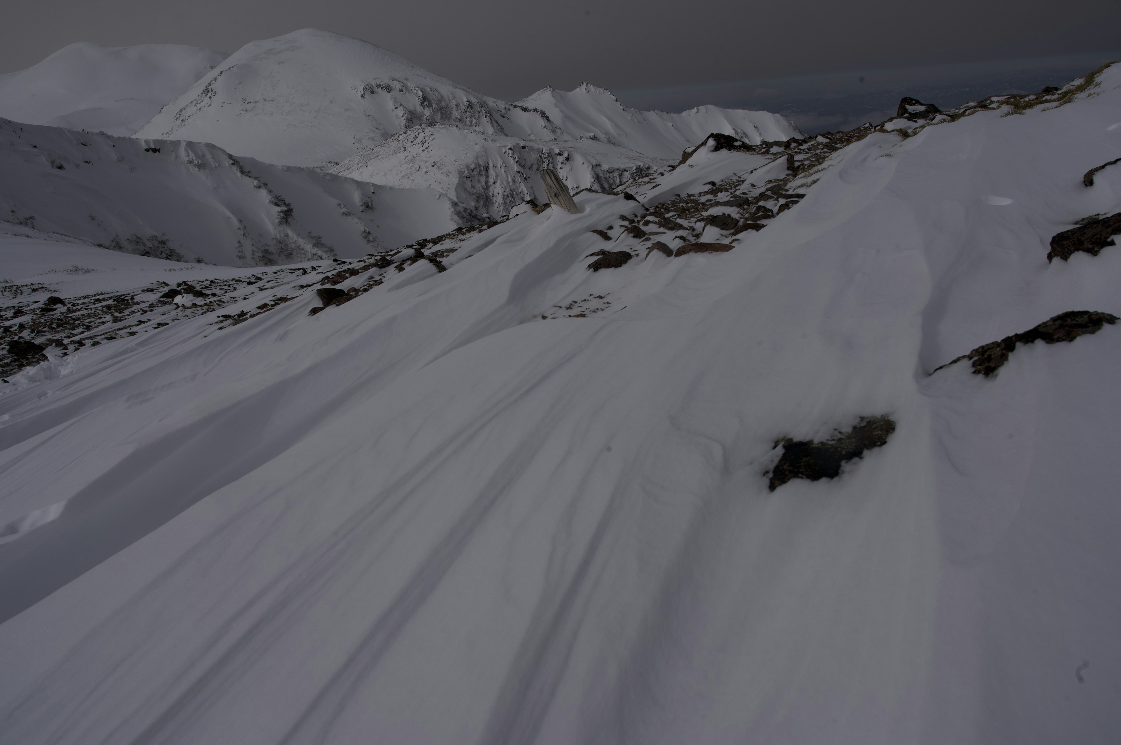 Schneebedeckte Berglandschaft mit glatten Schneekonturen