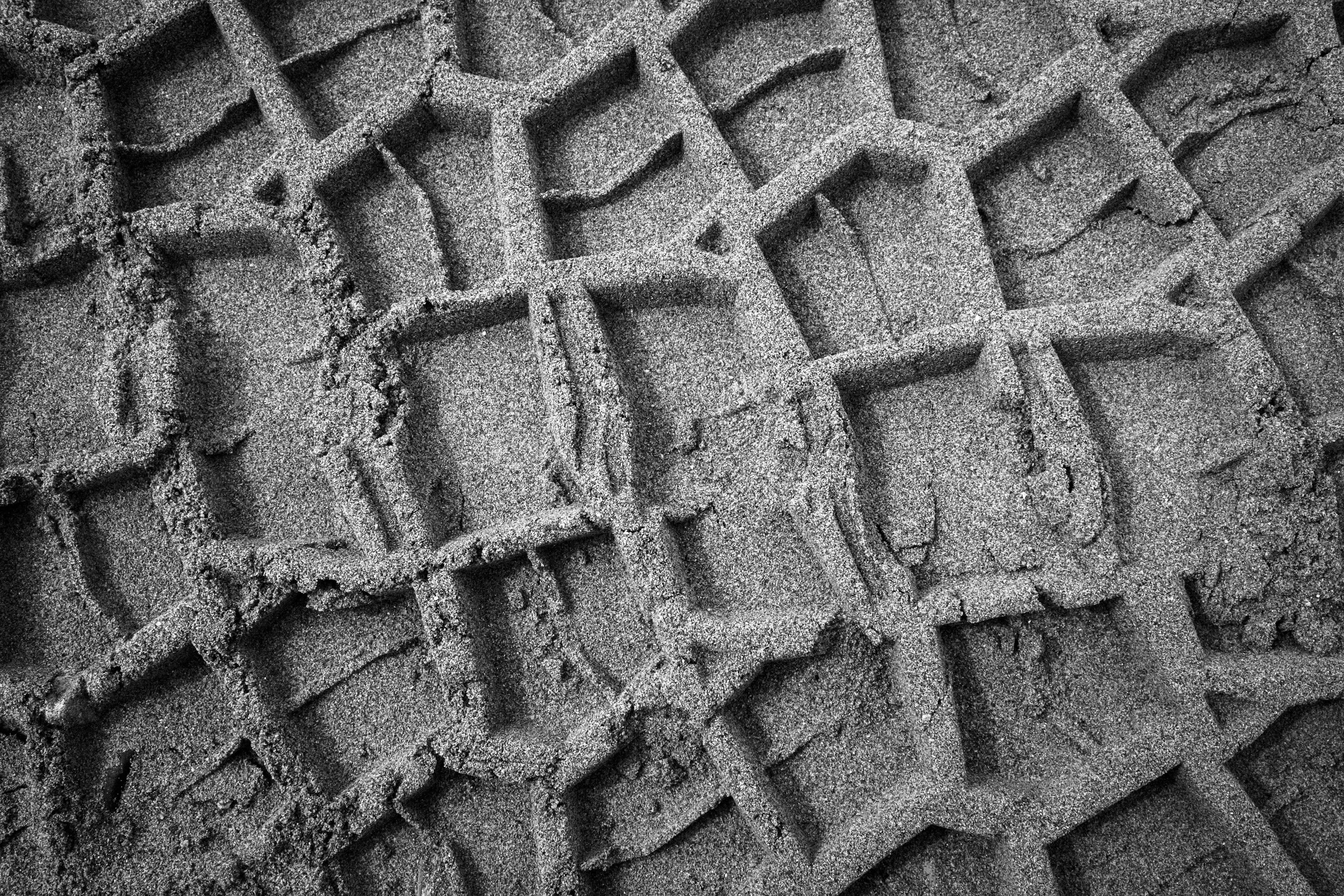 Surface texturée montrant des motifs complexes de sable